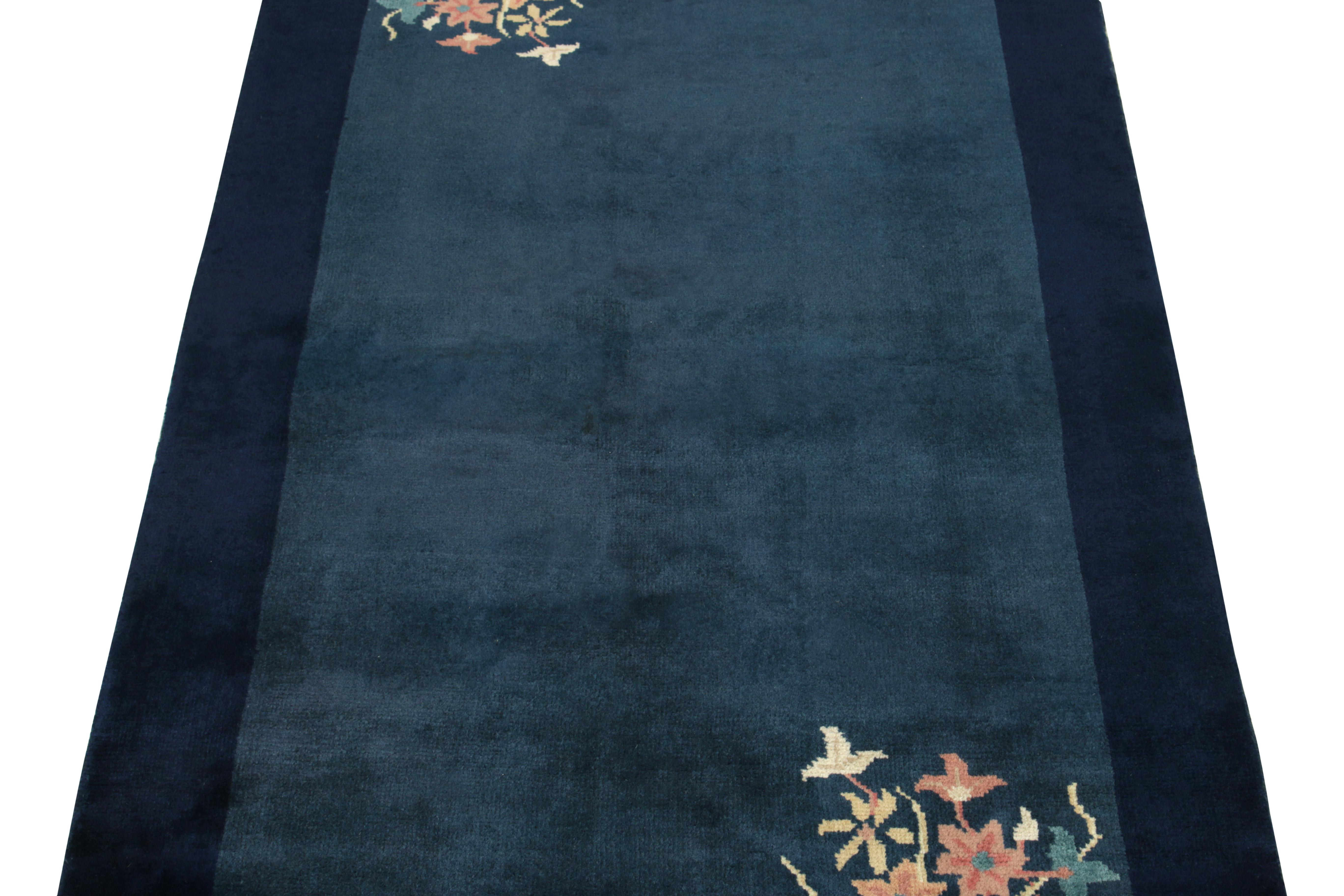 Chinesischer Deko-Teppich im Vintage-Stil in Blau, Rot und Beige mit Blumenmuster von Teppich & Kelim (Indisch) im Angebot