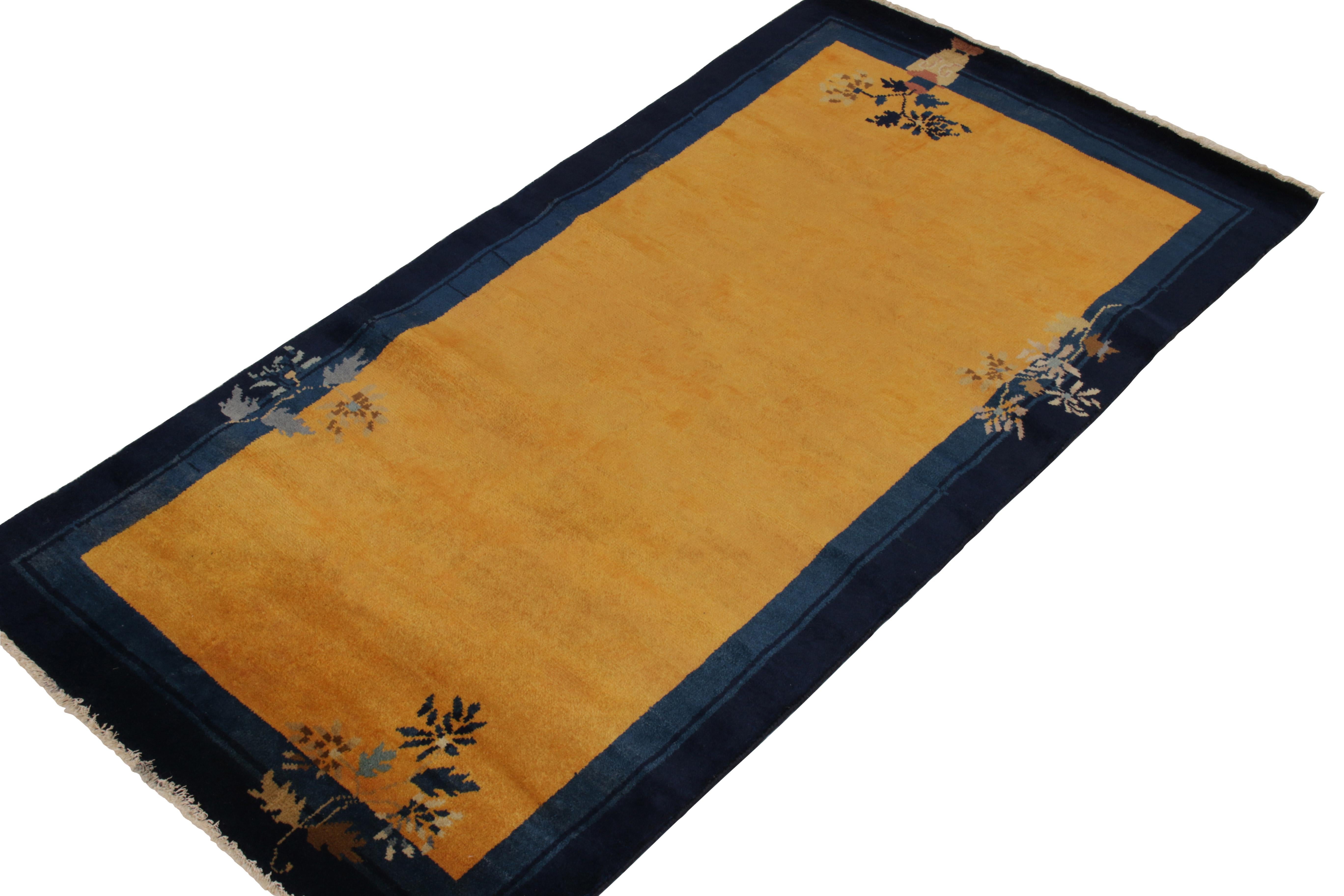 Chinesischer Deko-Teppich im Vintage-Stil in Gold, Blau und Braun mit Blumenmuster von Teppich & Kelim (Art déco) im Angebot