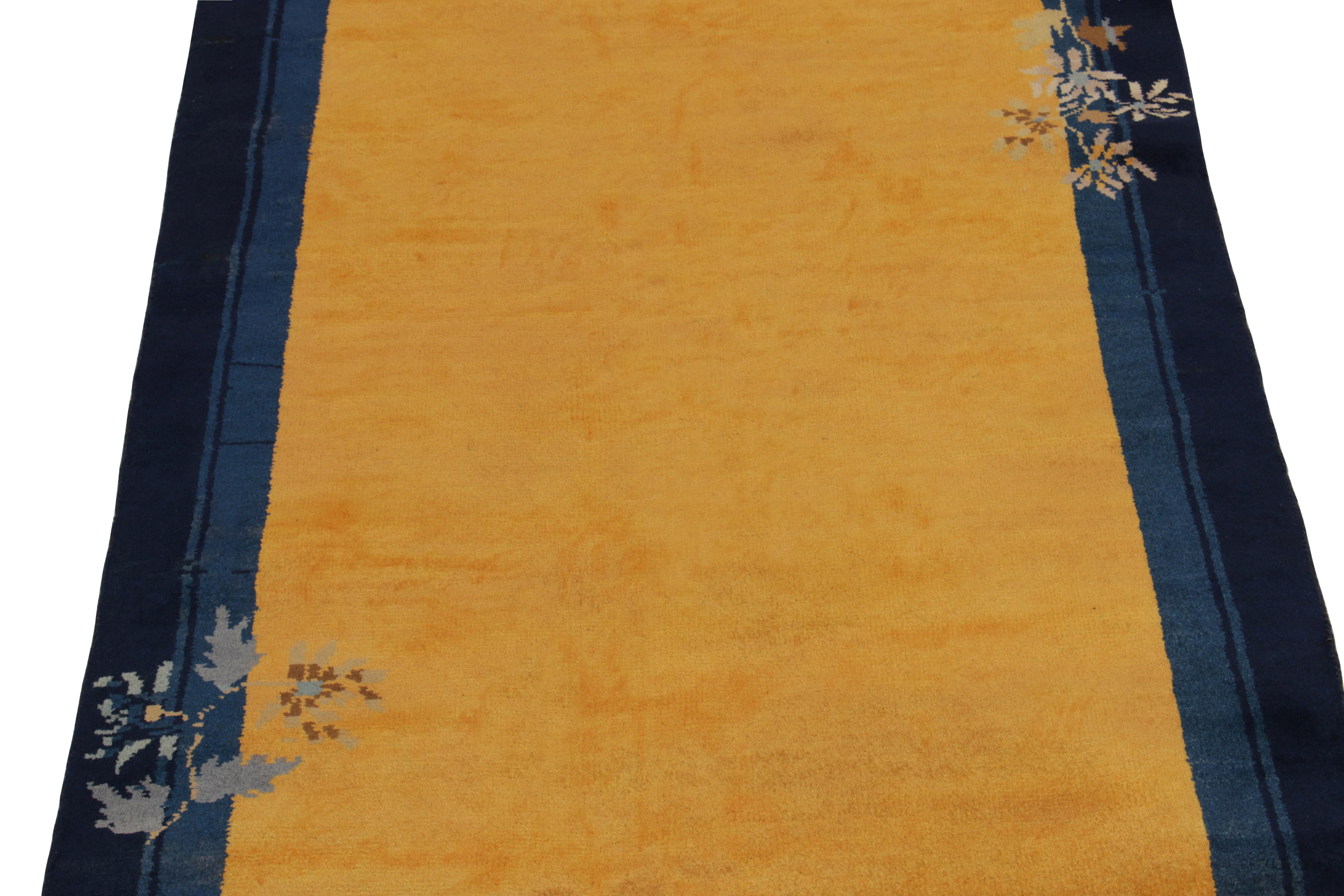 Chinesischer Deko-Teppich im Vintage-Stil in Gold, Blau und Braun mit Blumenmuster von Teppich & Kelim (Indisch) im Angebot