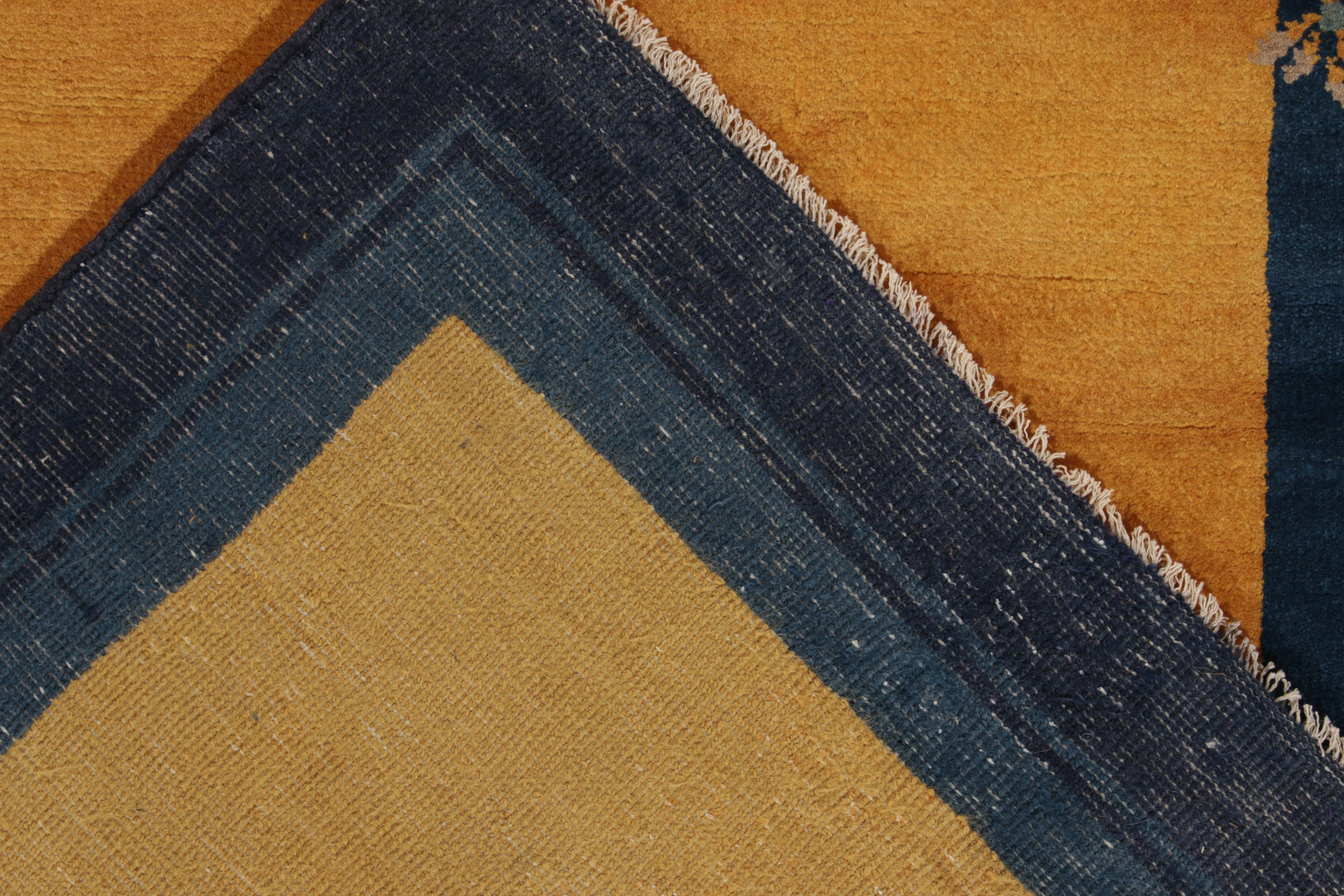 Chinesischer Deko-Teppich im Vintage-Stil in Gold, Blau und Braun mit Blumenmuster von Teppich & Kelim (Handgeknüpft) im Angebot