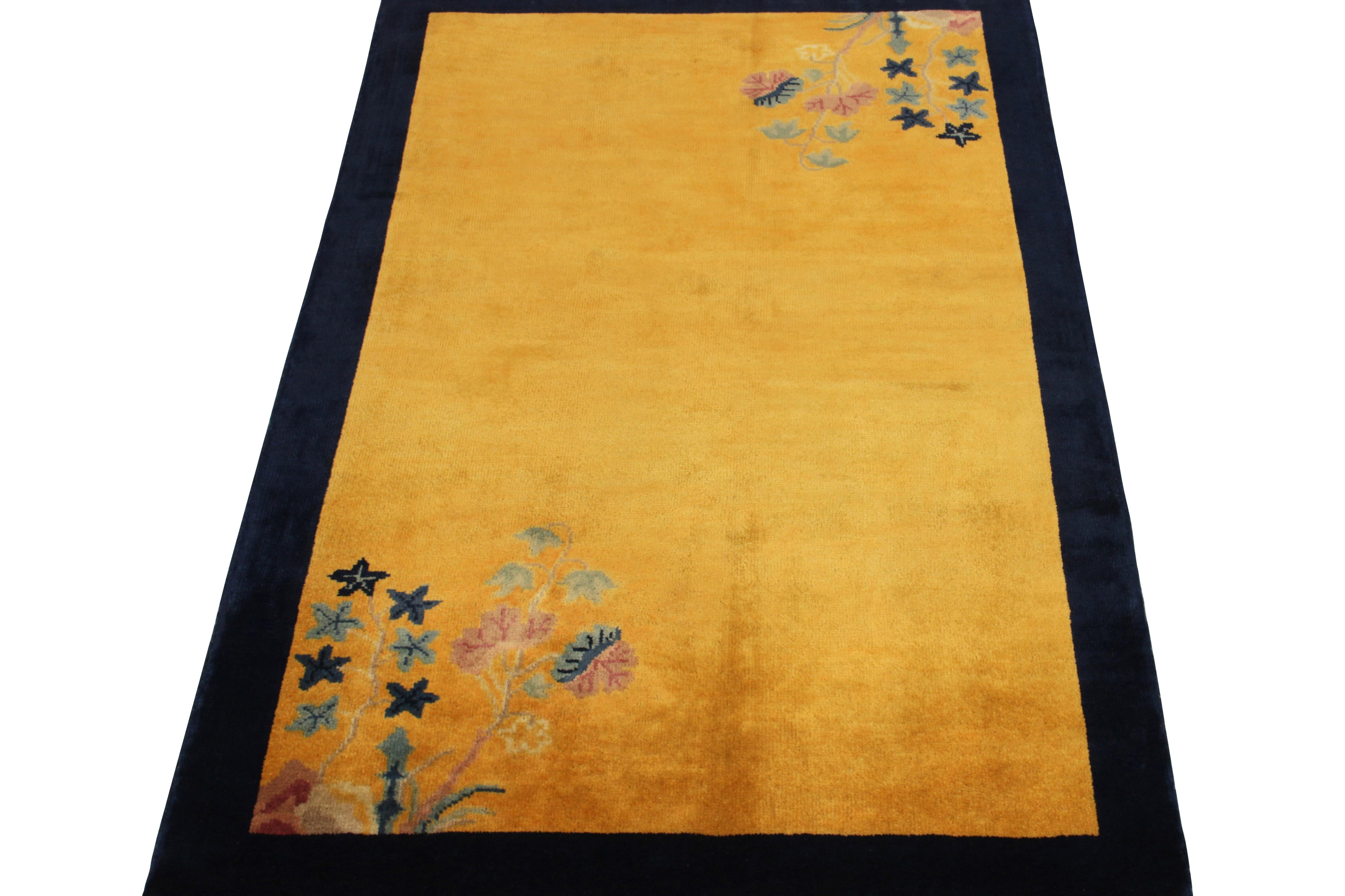 Dieser handgeknüpfte Wollteppich im Format 3 x 5 ist eine Ode an die chinesischen Art-Déco-Teppiche der 1920er Jahre. Er zeigt in den diagonalen Ecken der Innenbordüre blühende Blumen in Teal, sattem Blau und Pastellrosa, die den minimalistischen