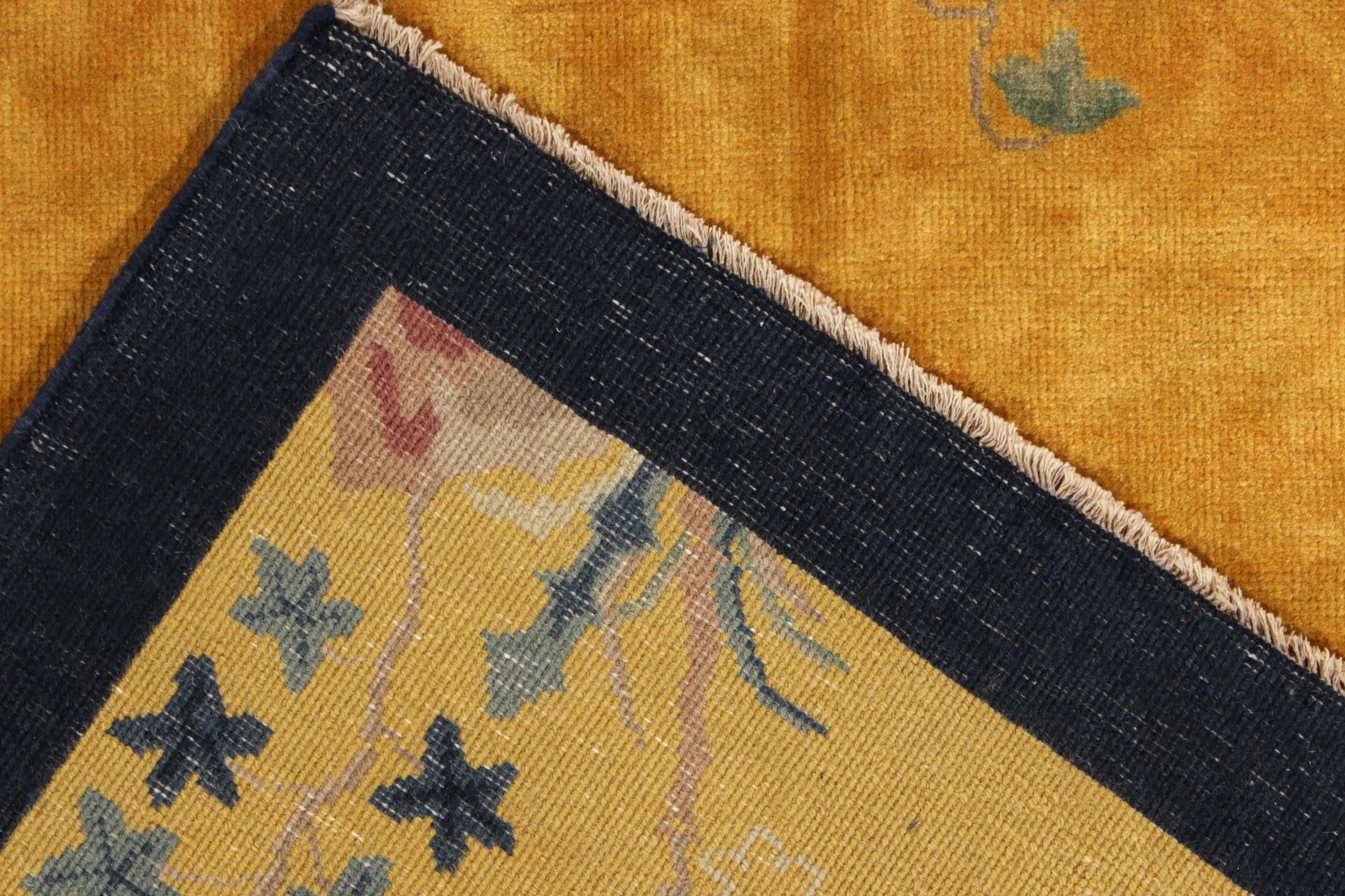 Chinesischer Deko-Teppich im Vintage-Stil mit goldblauer Bordüre und floralem Muster von Teppich & Kelim im Zustand „Gut“ im Angebot in Long Island City, NY