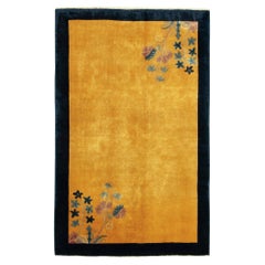 Tapis vintage de style déco chinois en bordure bleu doré à motifs floraux par Rug & Kilim