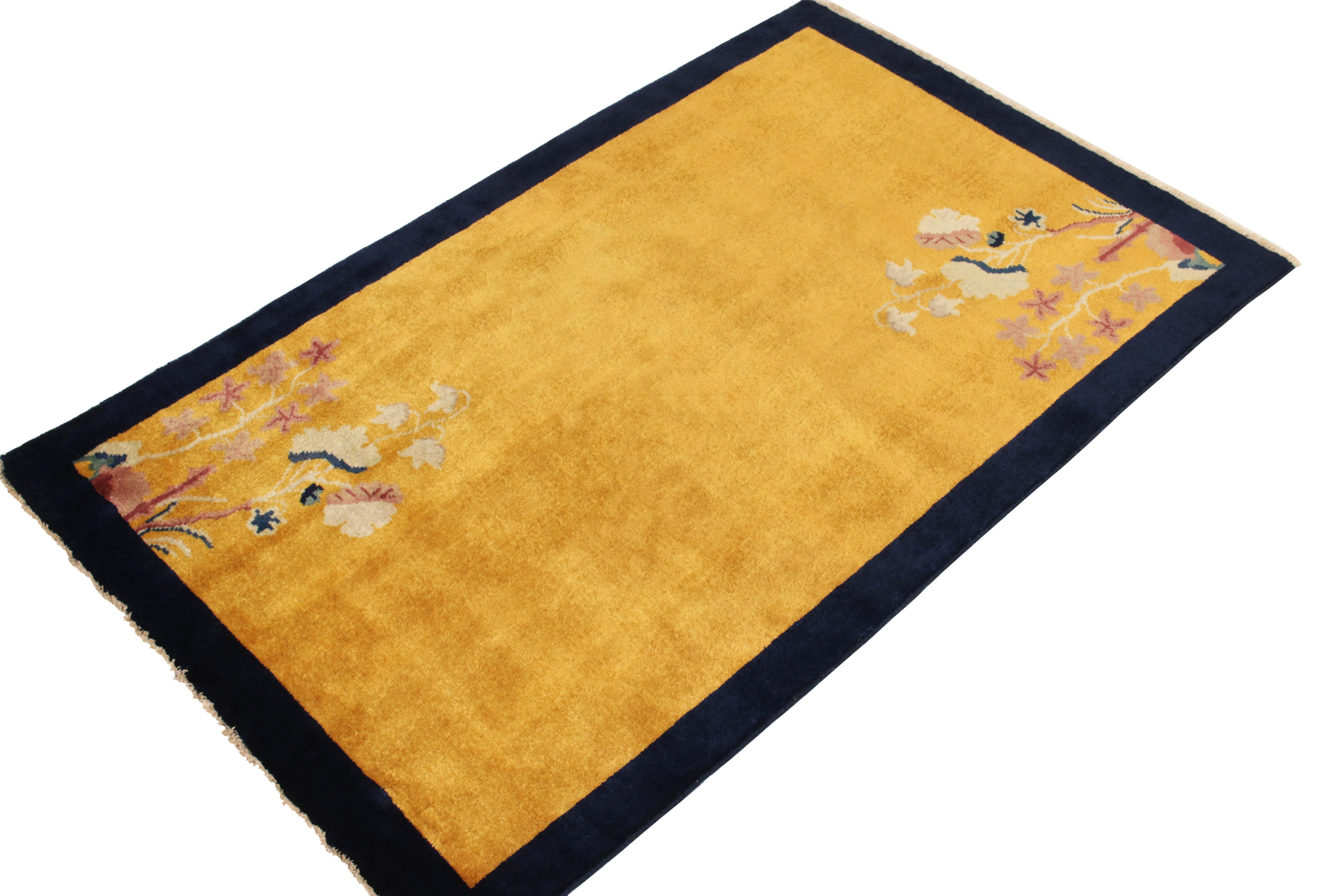 Chinesischer Vintage-Teppich im Deko-Stil in Gold, Bordüre, Blumenmuster von Teppich & Kelim (Art déco) im Angebot