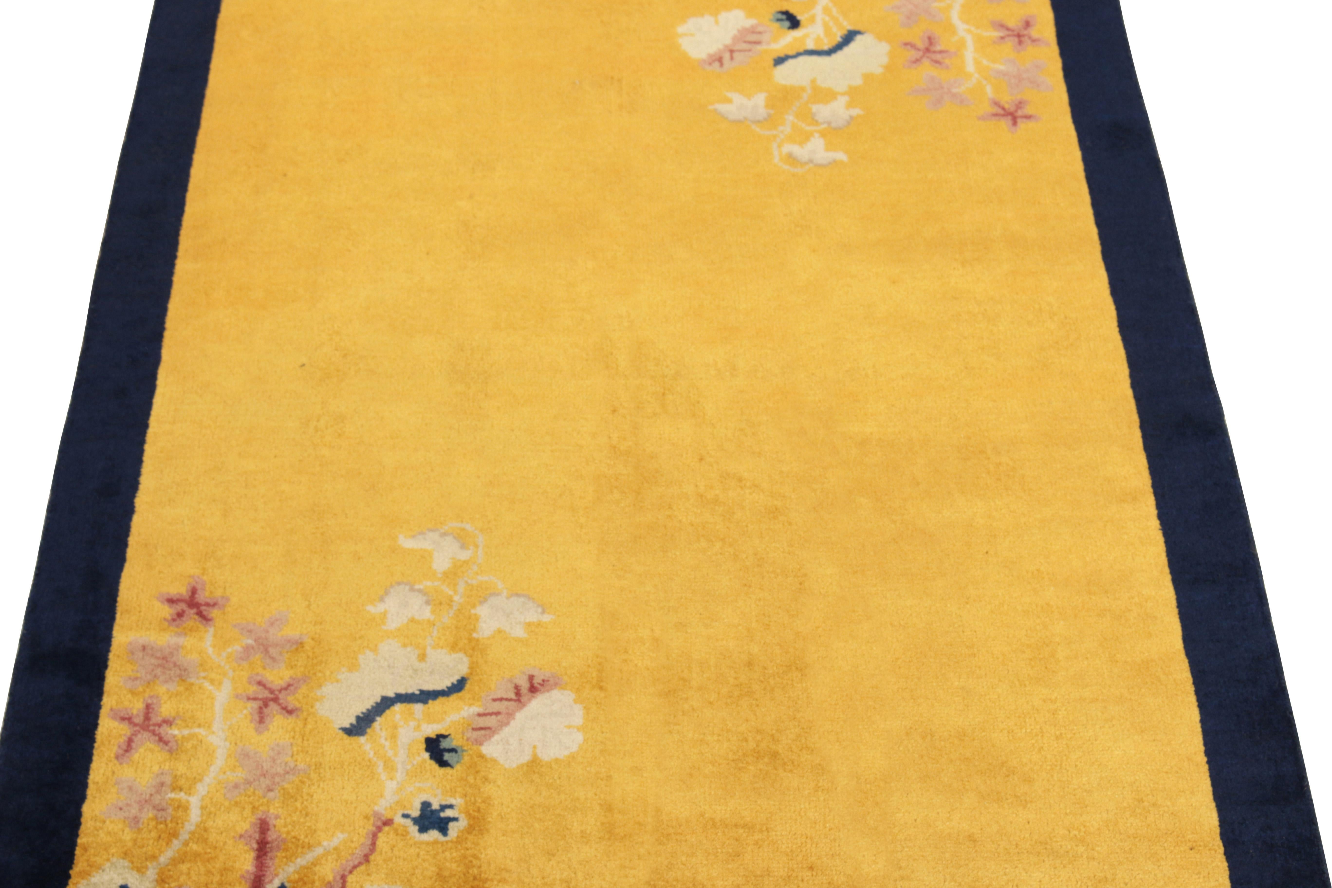 Chinesischer Vintage-Teppich im Deko-Stil in Gold, Bordüre, Blumenmuster von Teppich & Kelim (Indisch) im Angebot