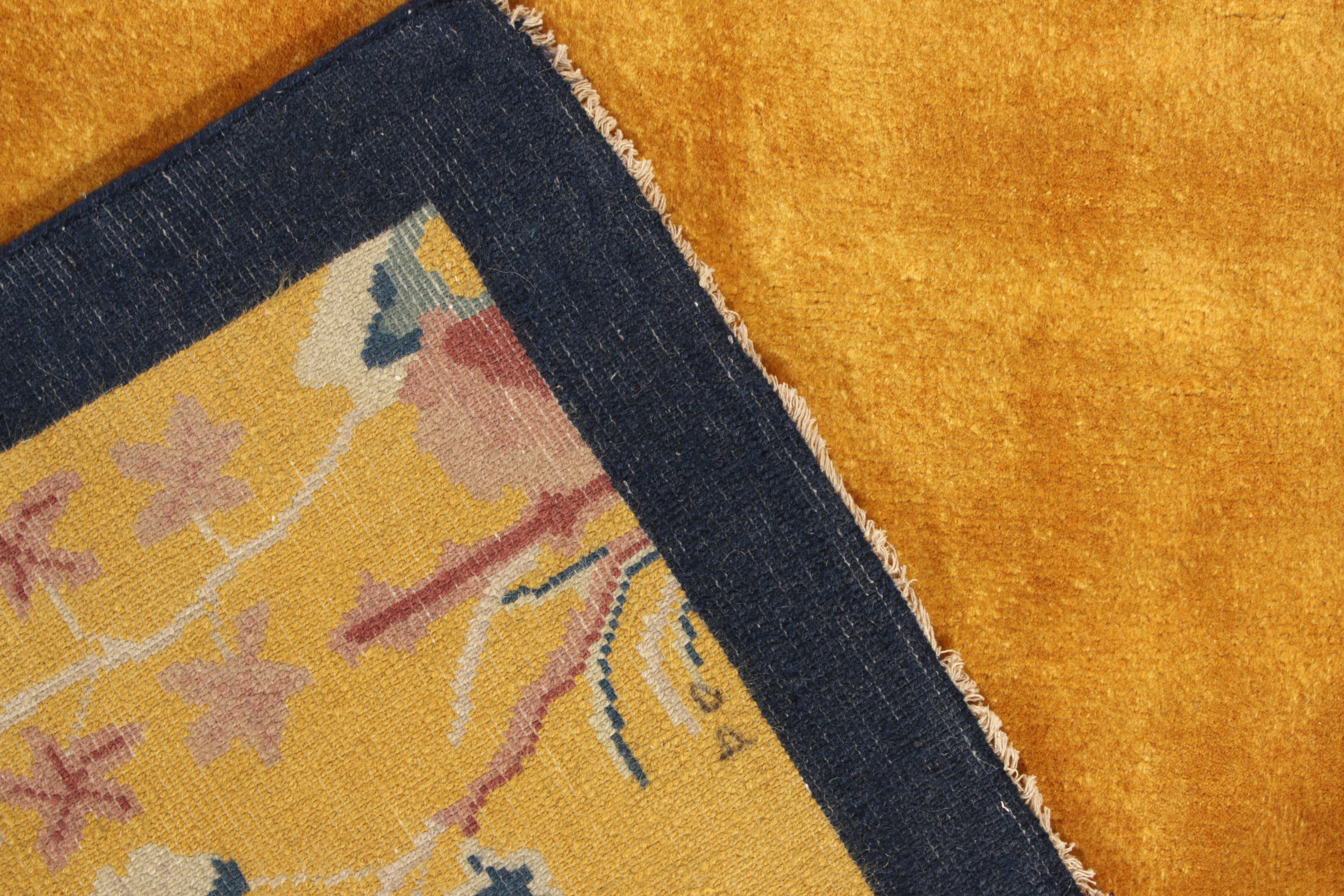 Chinesischer Vintage-Teppich im Deko-Stil in Gold, Bordüre, Blumenmuster von Teppich & Kelim (Handgeknüpft) im Angebot