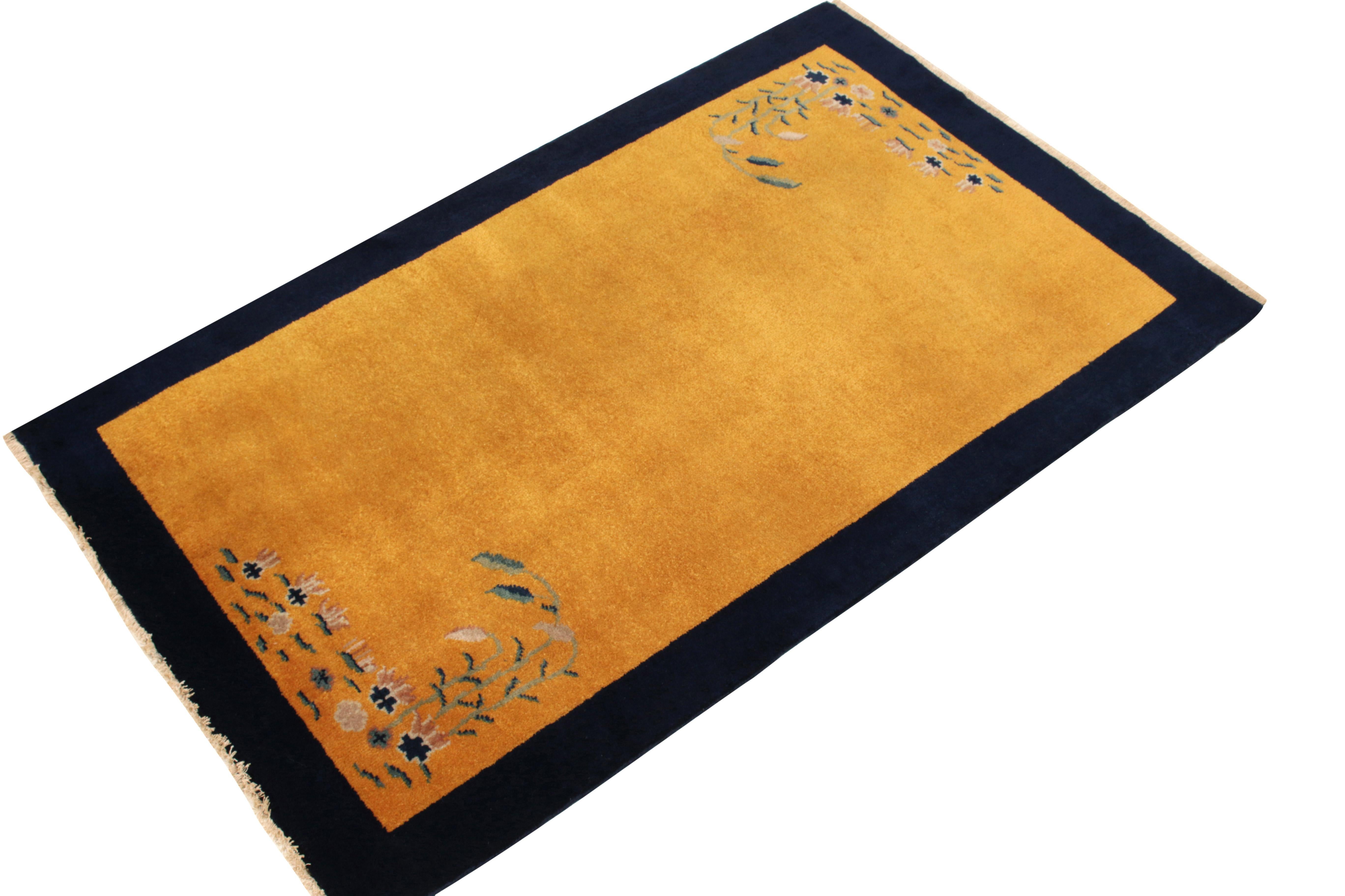 Chinesischer Deko-Teppich im Vintage-Stil in Gold, Grün und Rosa mit Blumenmuster von Teppich & Kelim (Art déco) im Angebot