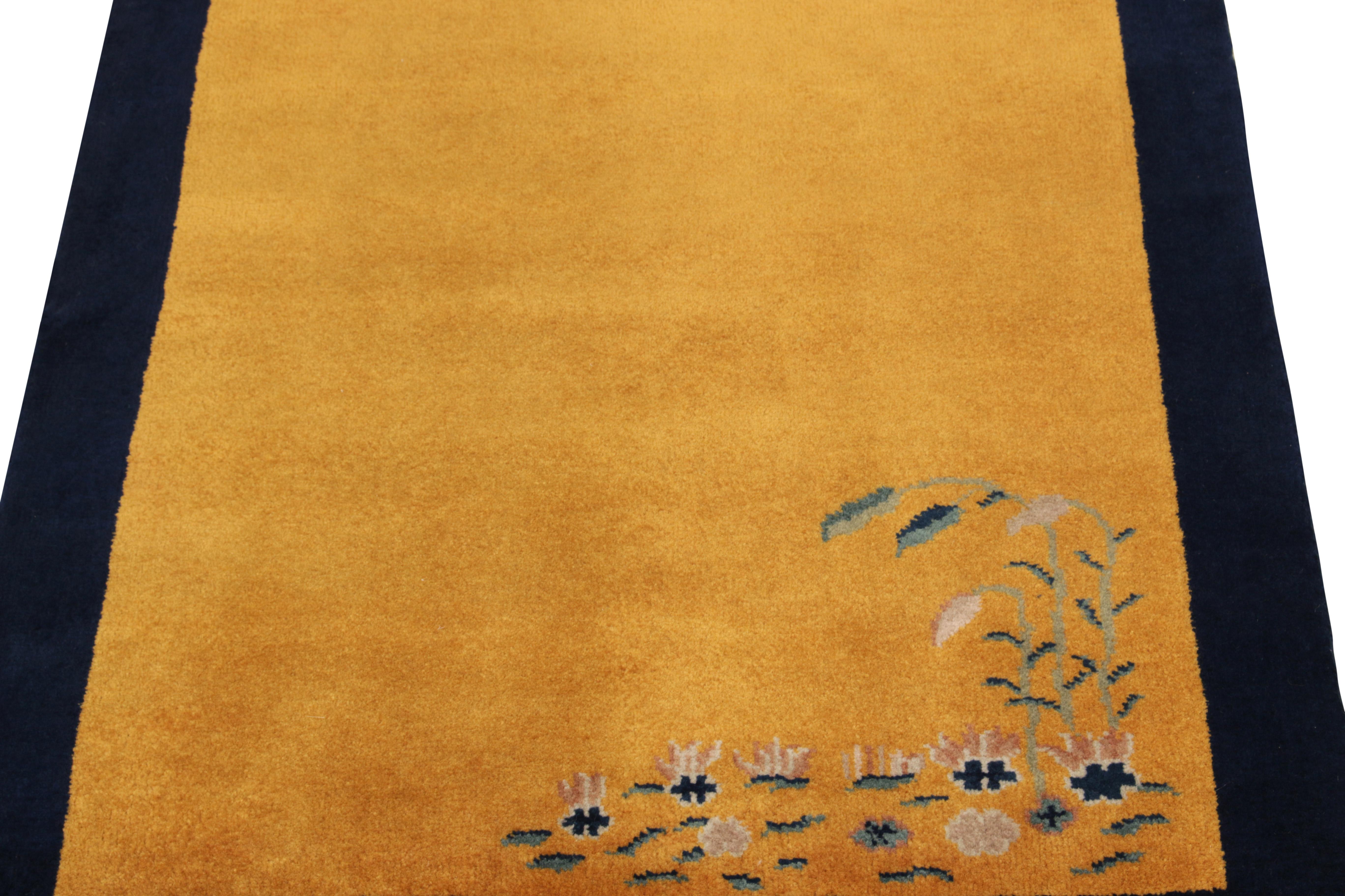 Chinesischer Deko-Teppich im Vintage-Stil in Gold, Grün und Rosa mit Blumenmuster von Teppich & Kelim (Indisch) im Angebot