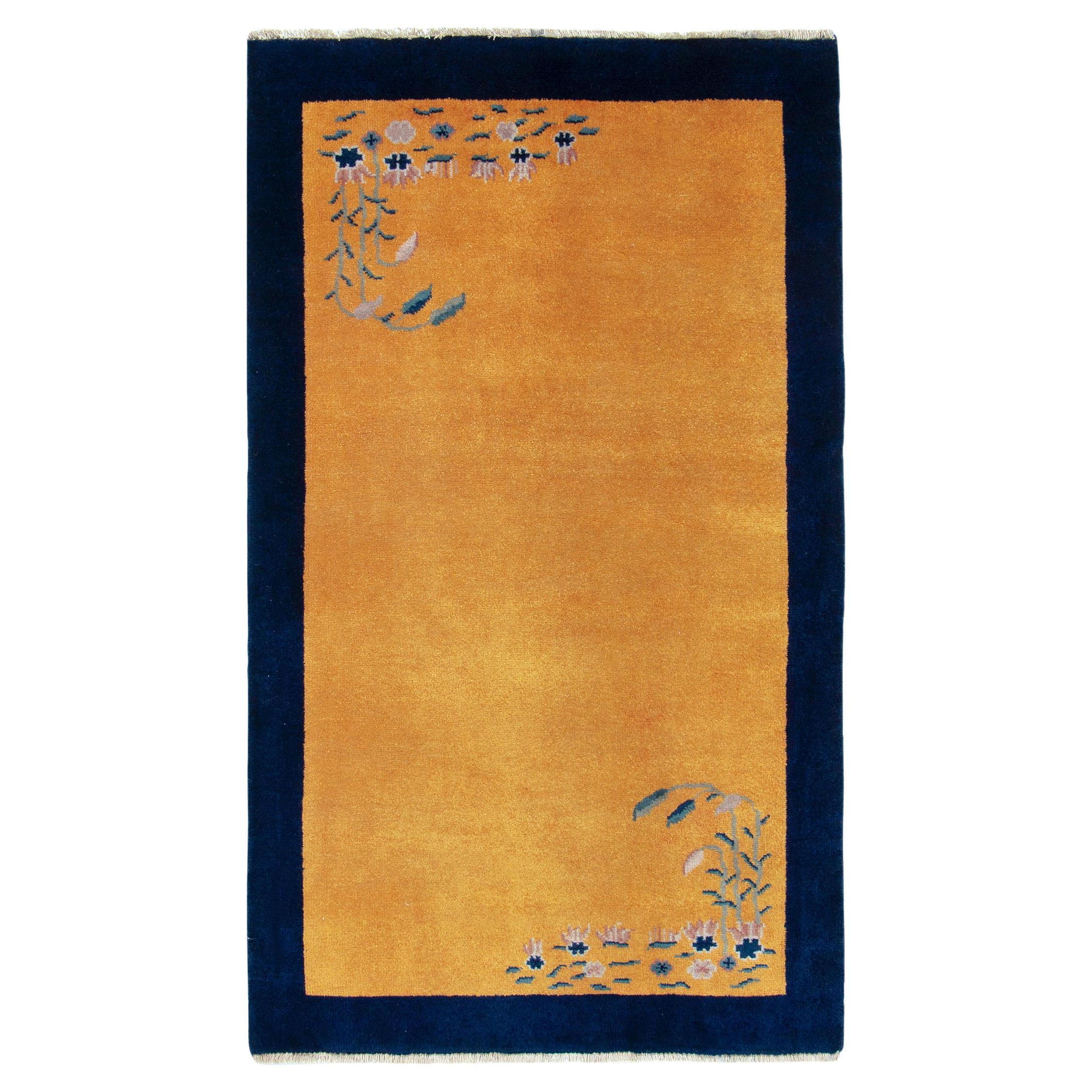 Chinesischer Deko-Teppich im Vintage-Stil in Gold, Grün und Rosa mit Blumenmuster von Teppich & Kelim