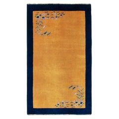 Tapis vintage de style déco chinois en or, vert et rose à motifs floraux par Rug & Kilim