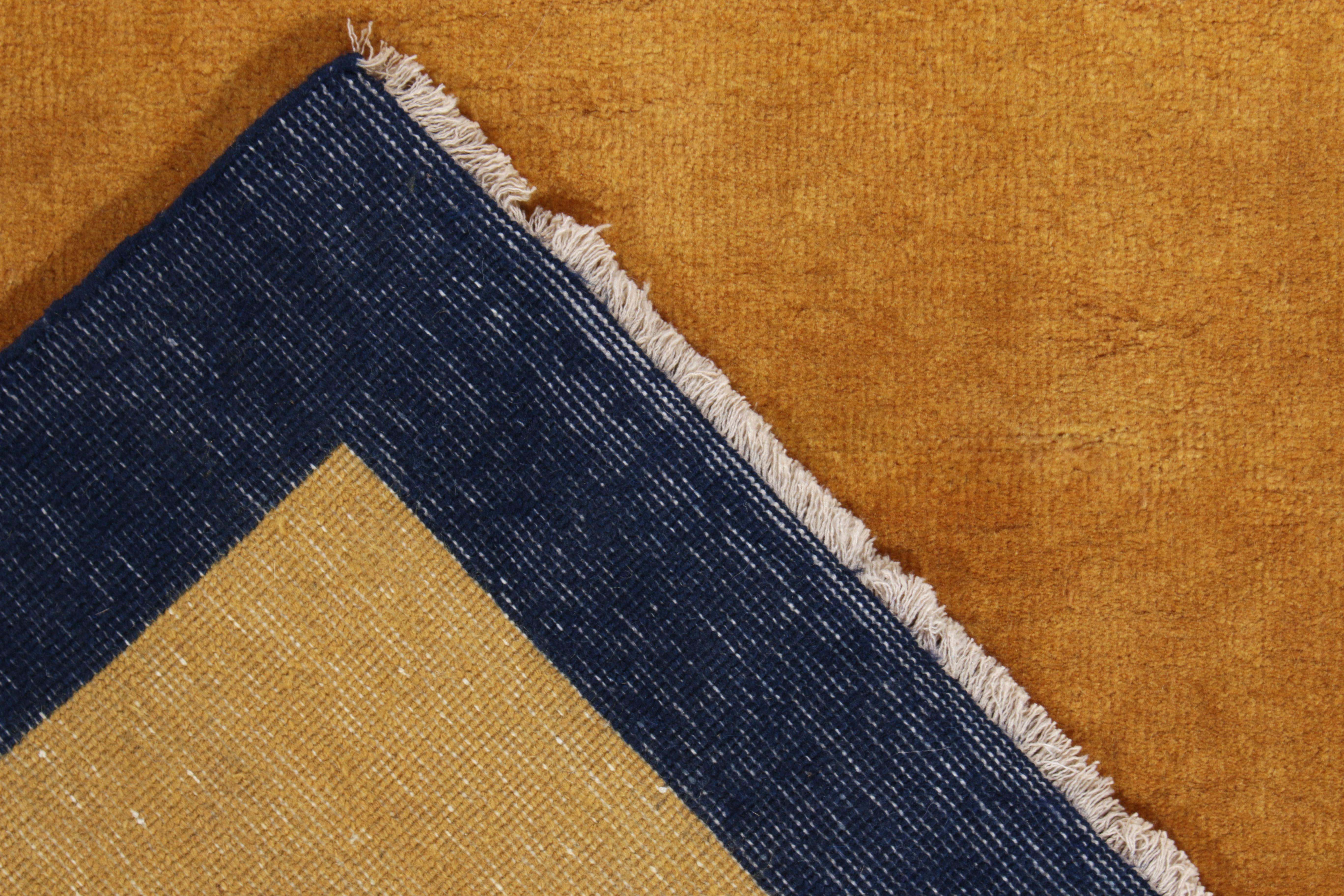 Chinesischer Deko-Teppich im Vintage-Stil mit goldener und blauer Bordüre, Floral von Teppich & Kelim (Handgeknüpft) im Angebot