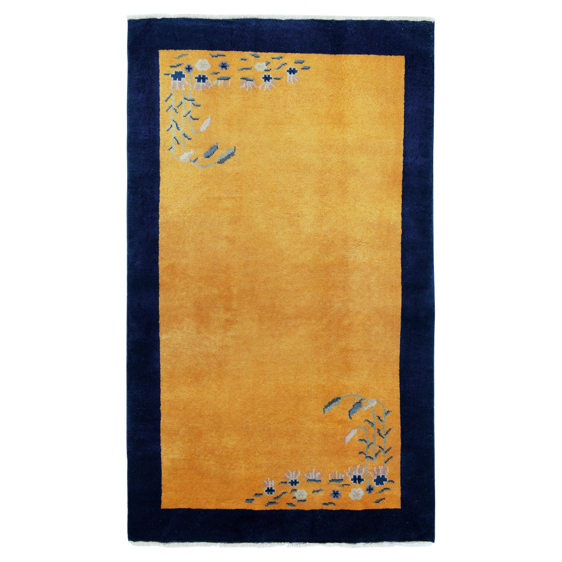 Chinesischer Deko-Teppich im Vintage-Stil mit goldener und blauer Bordüre, Floral von Teppich & Kelim