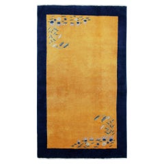 Chinesischer Deko-Teppich im Vintage-Stil mit goldener und blauer Bordüre, Floral von Teppich & Kelim