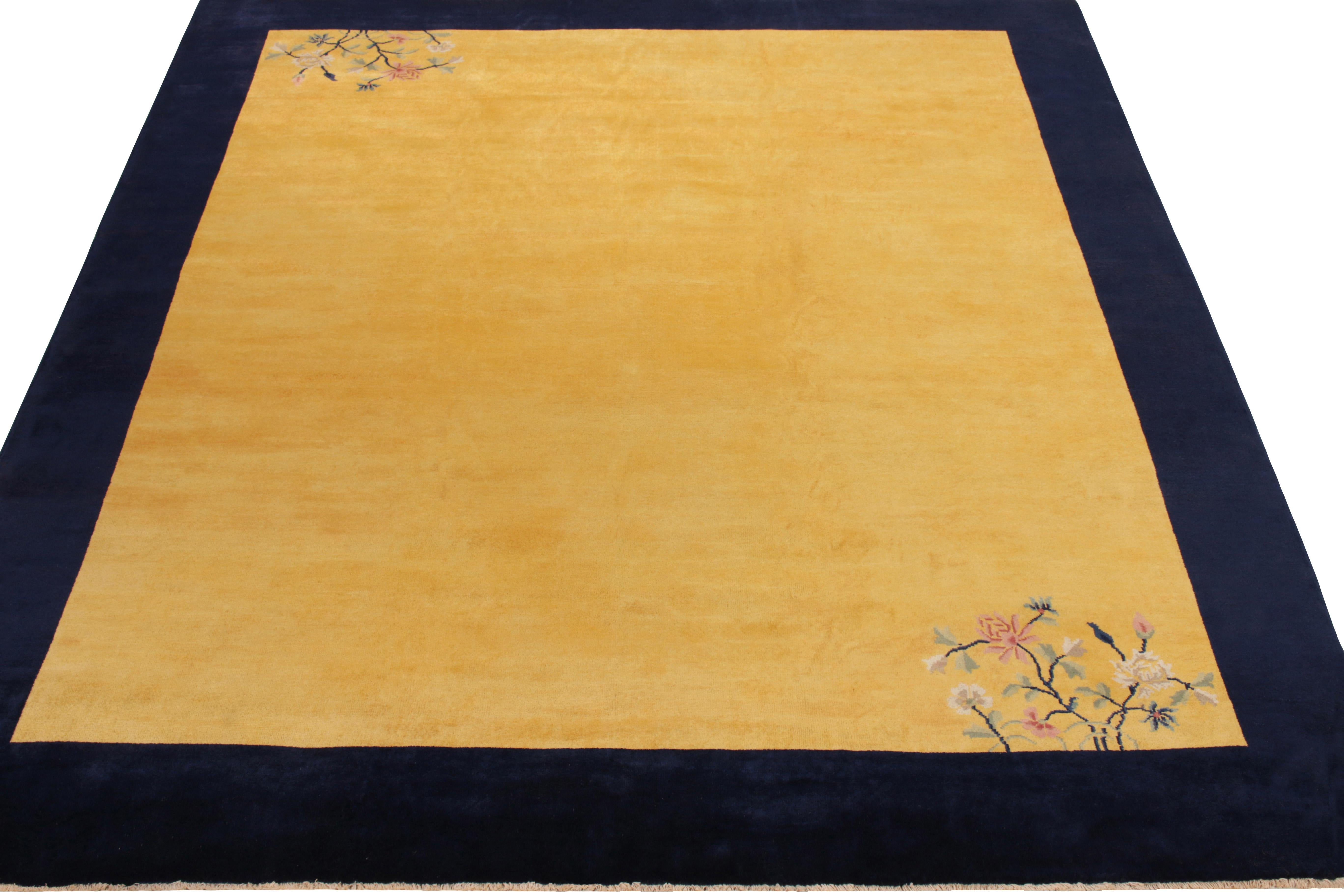 Ein 8x10 großer, handgeknüpfter Teppich aus üppiger Wolle, der von der chinesischen Sensibilität der 1920er Jahre inspiriert ist. 

Über das Design: Die abgewetzten Goldtöne verbinden sich mit dem Glanz der Wolle zu einem verführerischen Schimmer