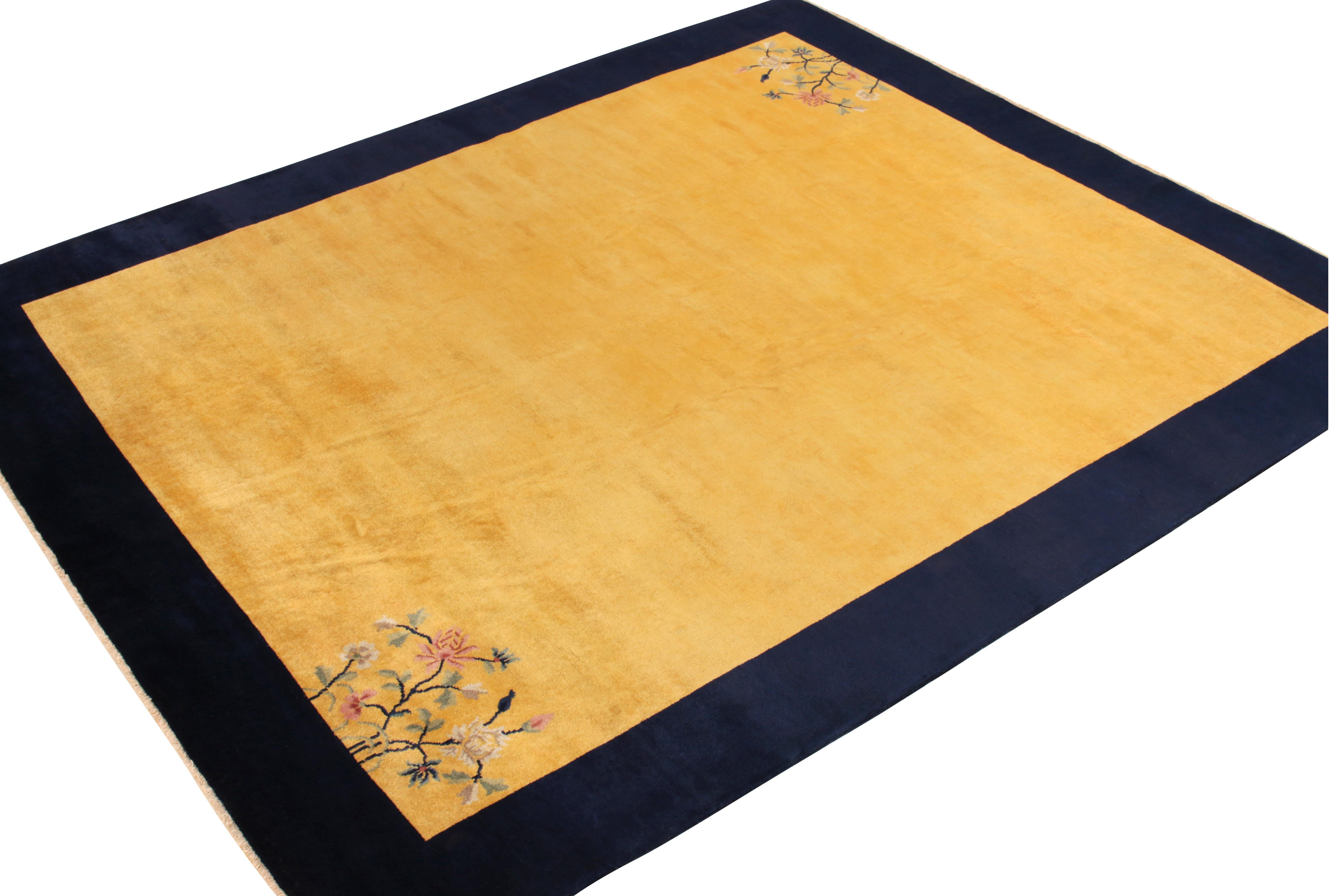 Chinesischer Deko-Teppich im Vintage-Stil in Gold, Pastell-Blumenmuster, von Teppich & Kelim (Art déco) im Angebot