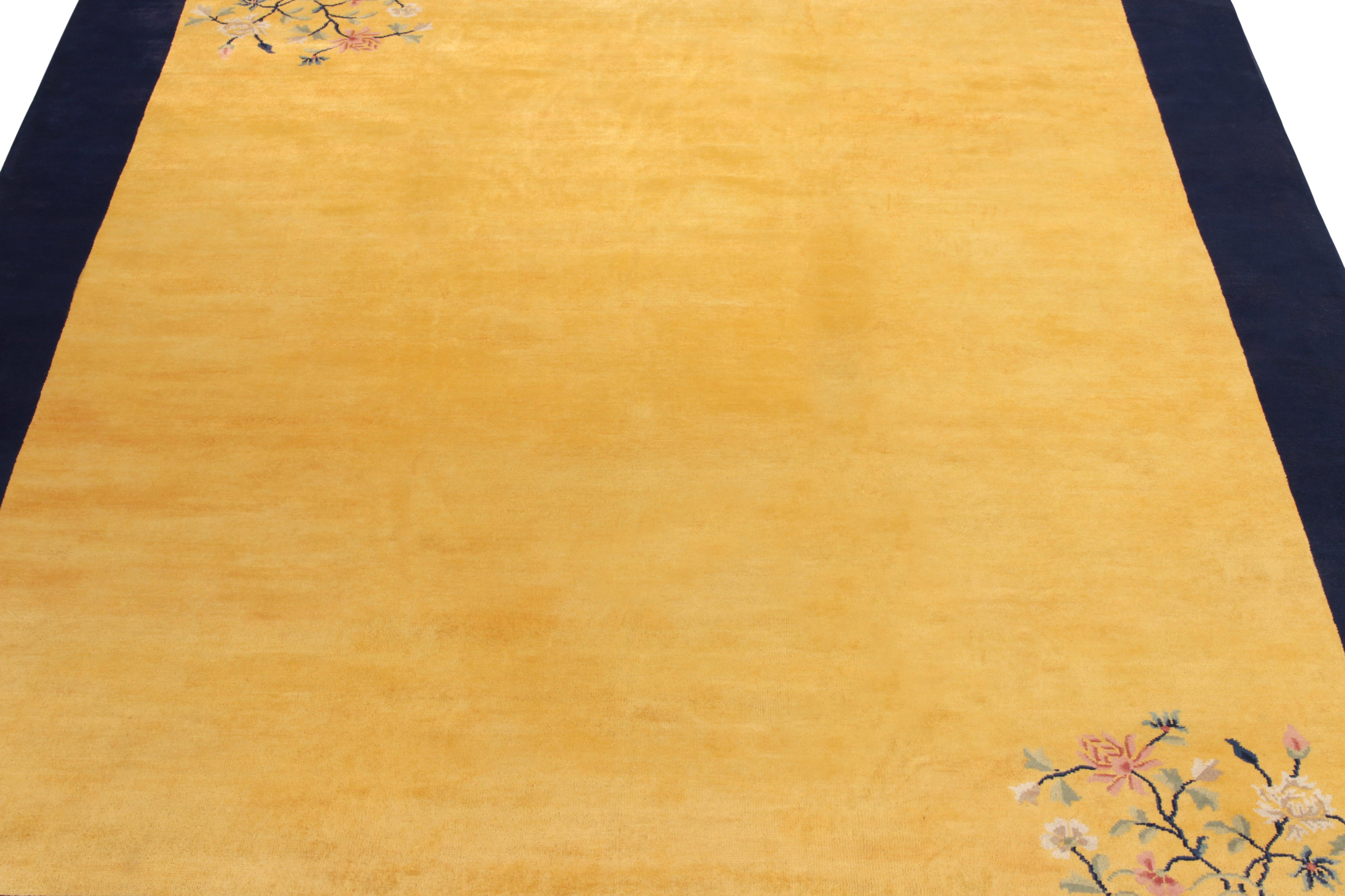 Chinesischer Deko-Teppich im Vintage-Stil in Gold, Pastell-Blumenmuster, von Teppich & Kelim (Indisch) im Angebot