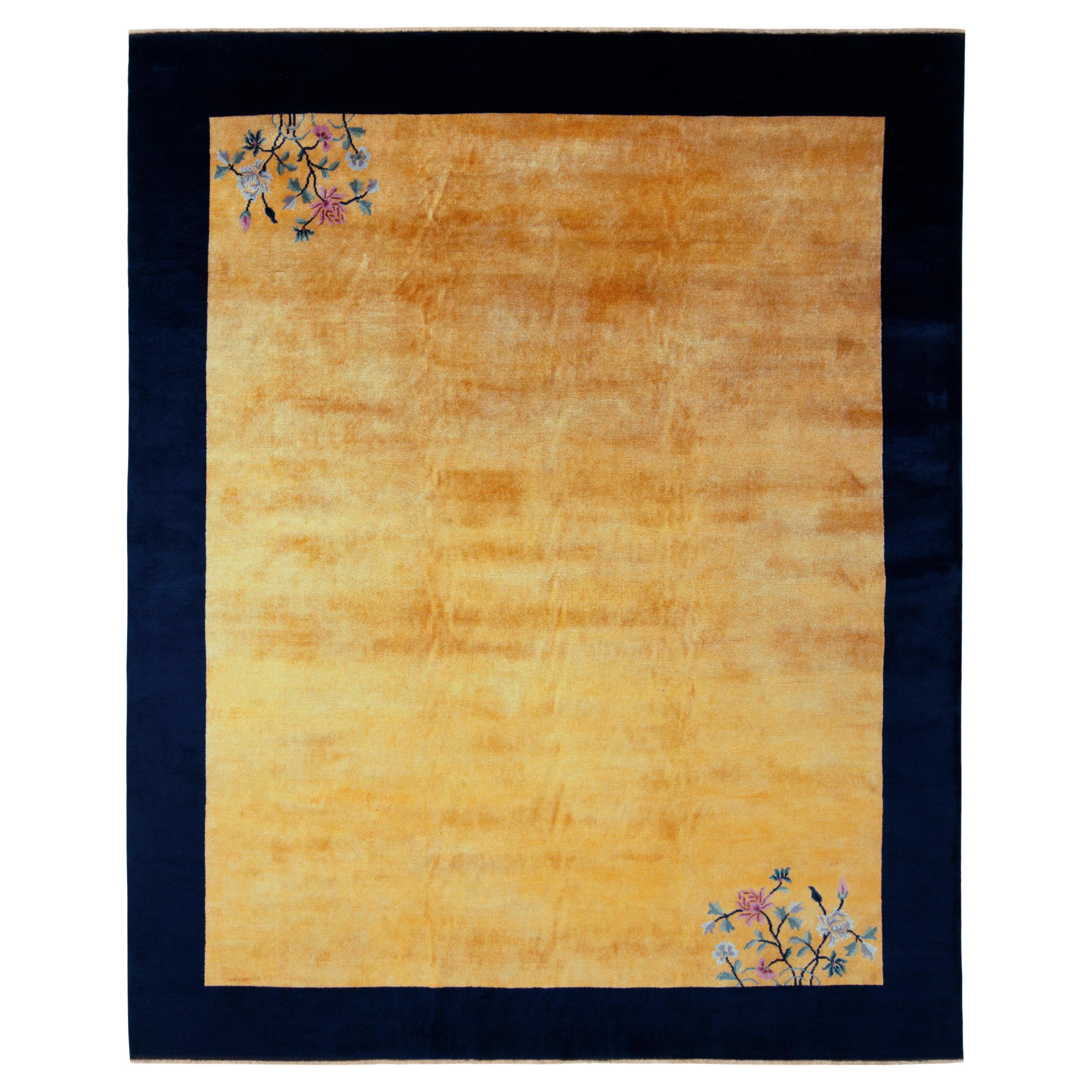 Chinesischer Deko-Teppich im Vintage-Stil in Gold, Pastell-Blumenmuster, von Teppich & Kelim im Angebot