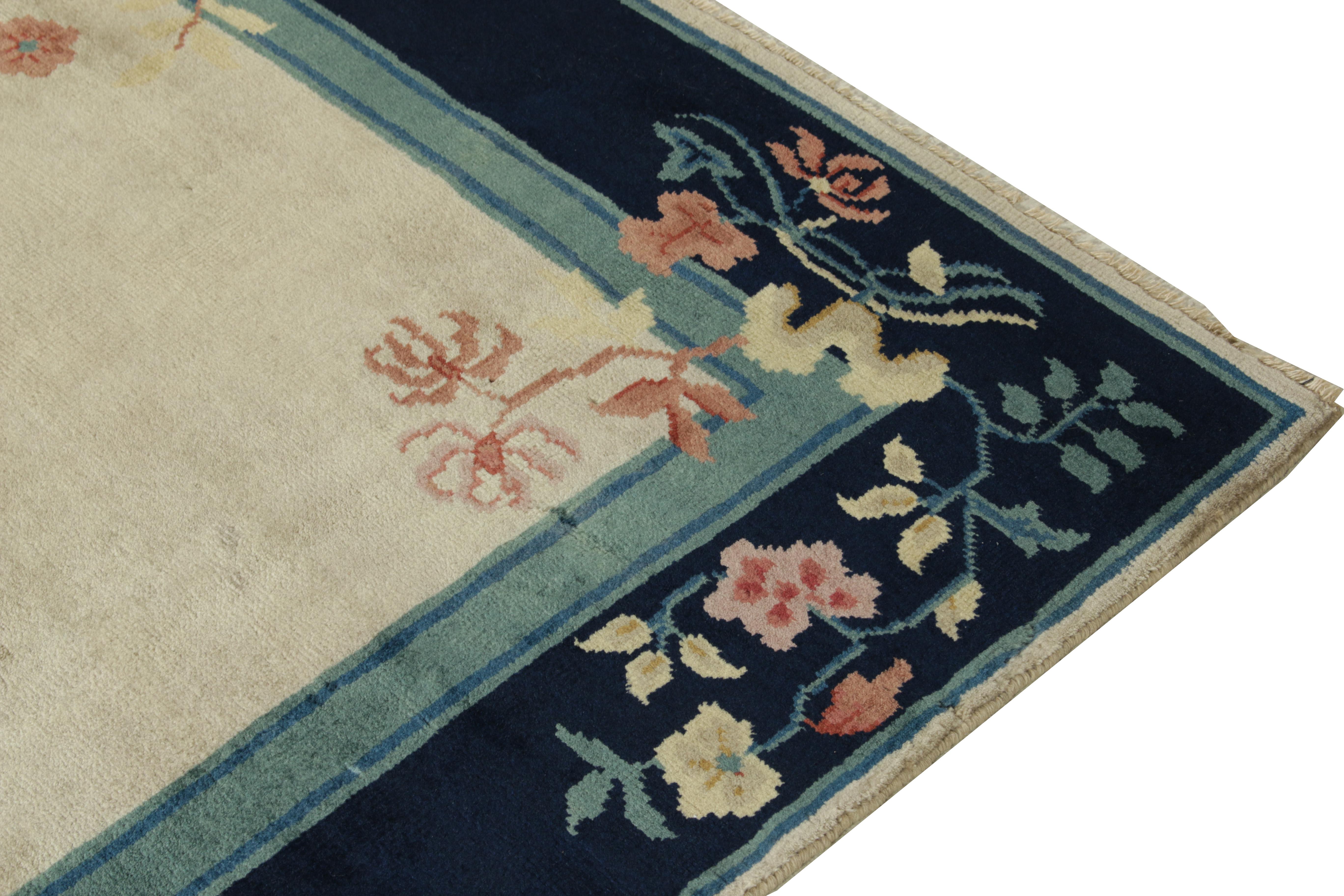 Chinesischer Deko-Teppich im Vintage-Stil mit cremefarbener und blauer geblümter Bordüre von Rug & Kilim (Handgeknüpft) im Angebot