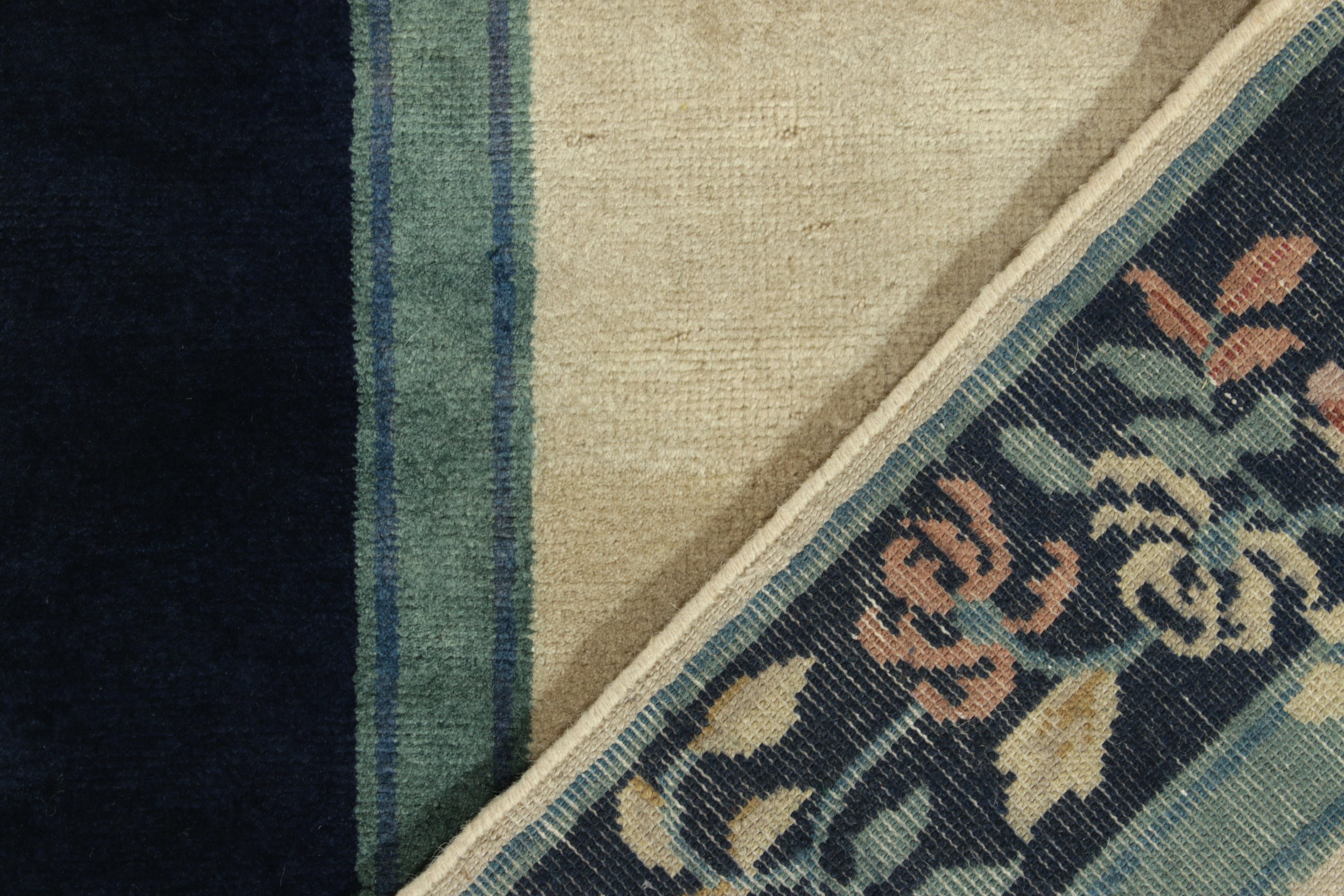 Chinesischer Deko-Teppich im Vintage-Stil mit cremefarbener und blauer geblümter Bordüre von Rug & Kilim im Zustand „Gut“ im Angebot in Long Island City, NY