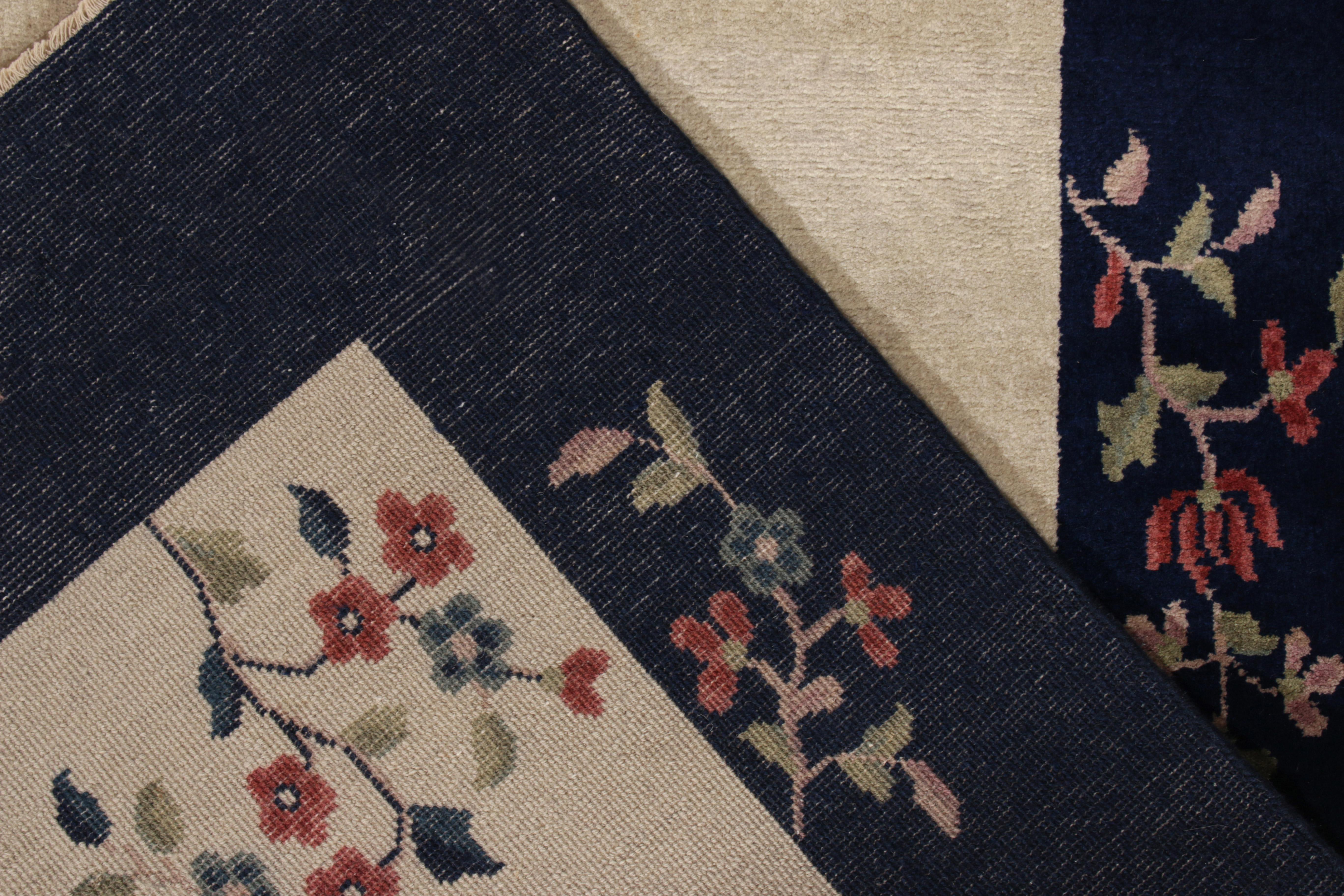 Chinesischer Deko-Teppich im Vintage-Stil, Off-White Field und blaue Bordüre von Teppich & Kelim im Zustand „Gut“ im Angebot in Long Island City, NY