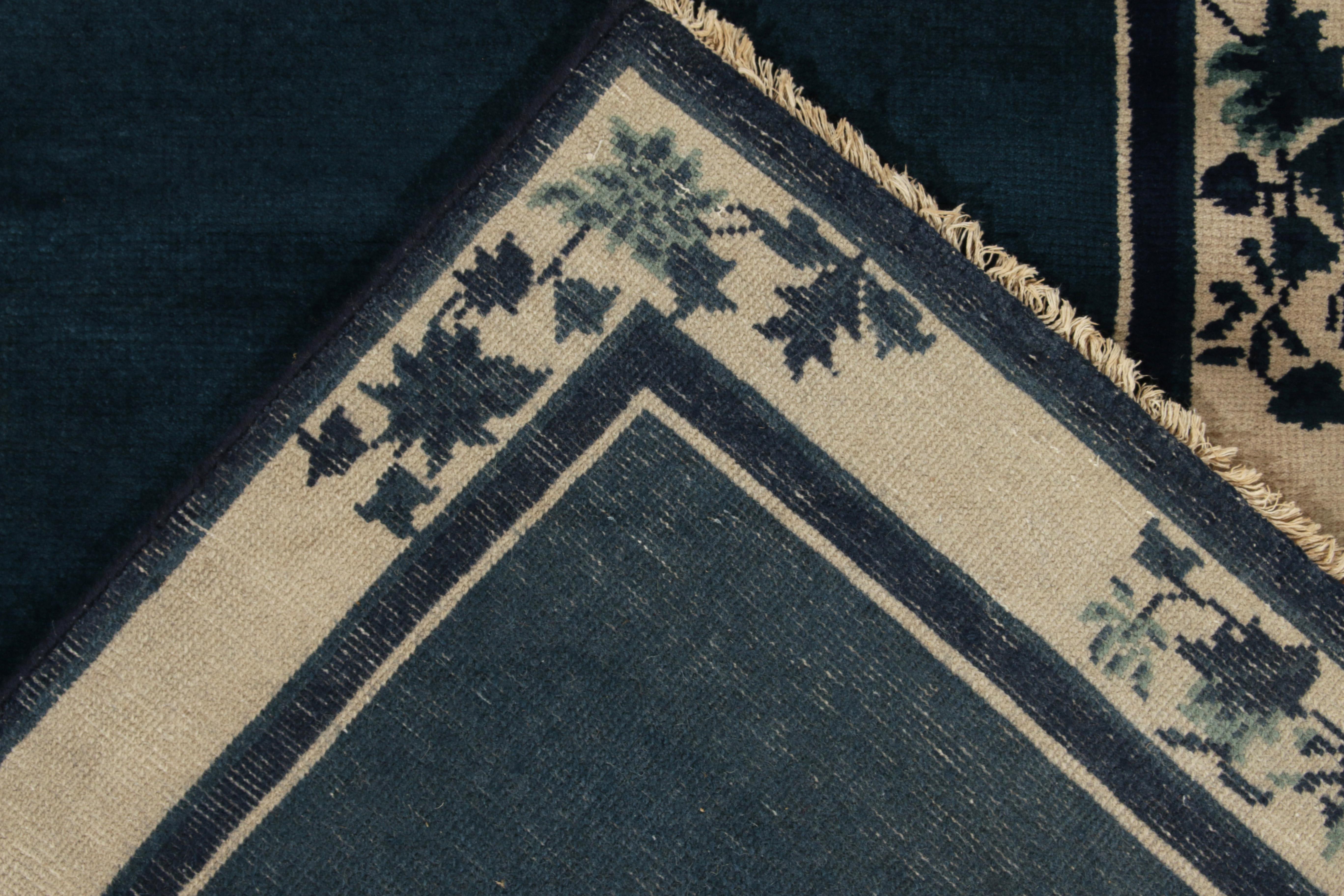 Annodato a mano Runner vintage in stile Deco cinese in blu intenso e fiori bianchi di Rug & Kilim in vendita