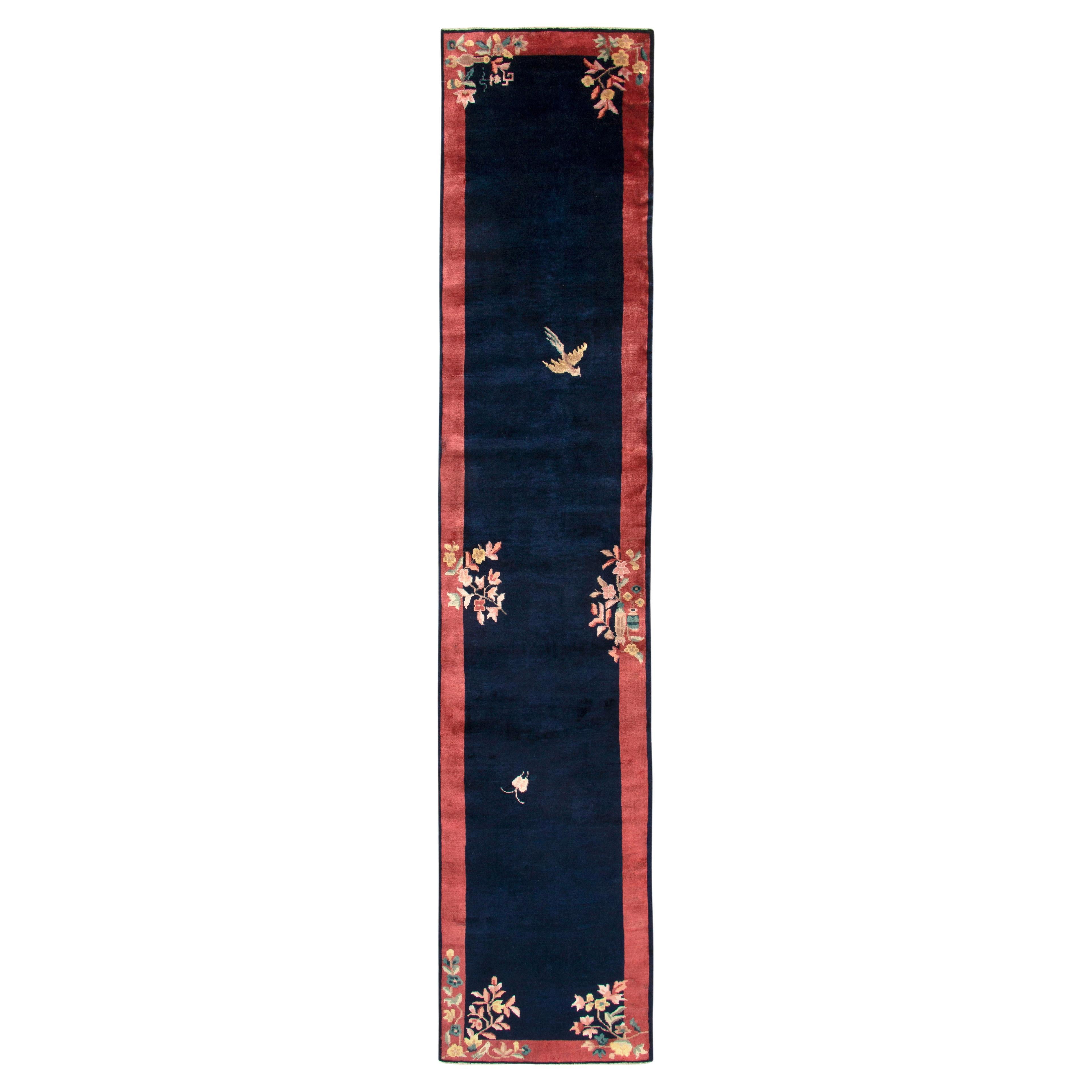 Tapis de course vintage de style déco chinois à motifs floraux bleu foncé et rouge par Rug & Kilim