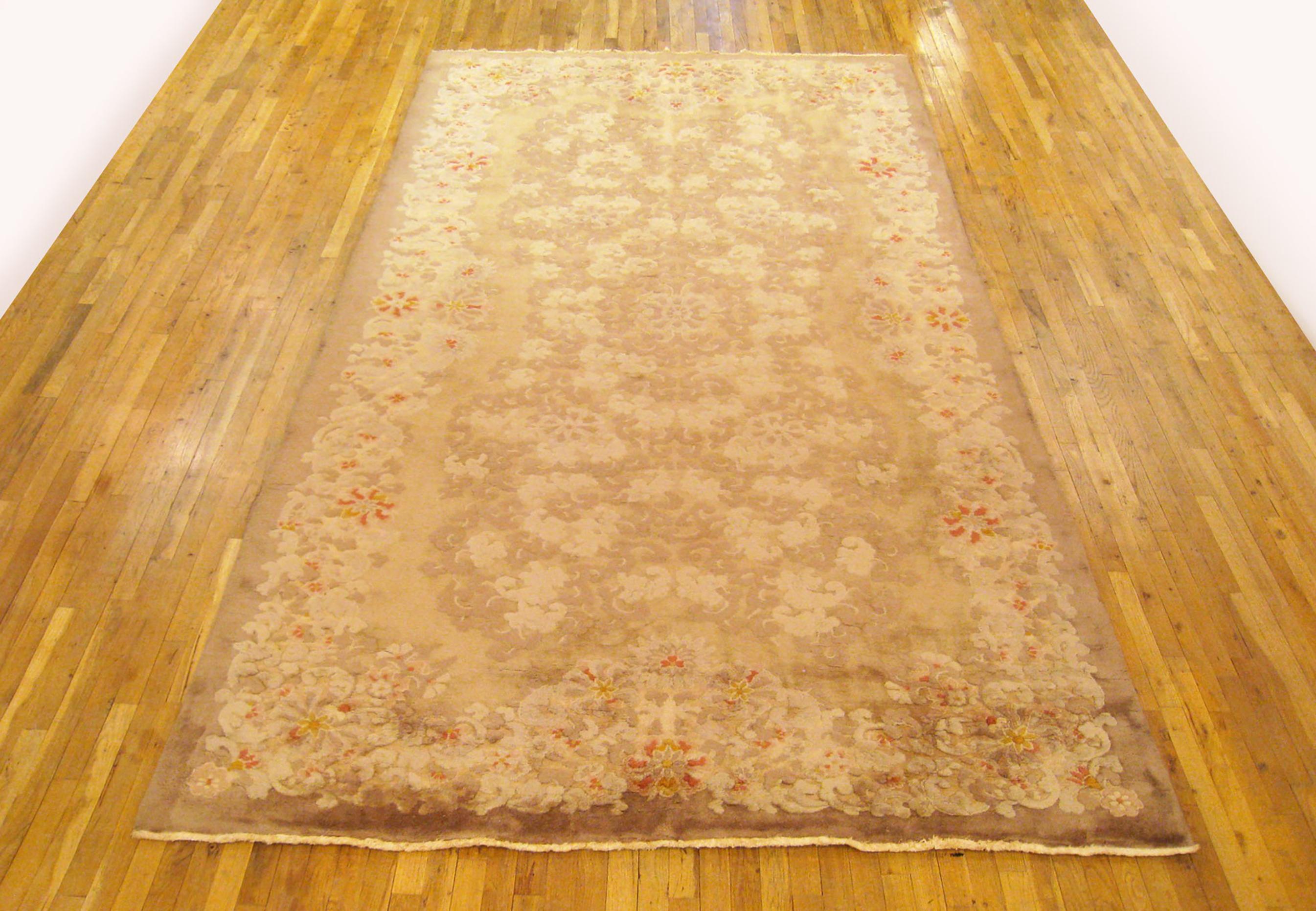 Alfombra china vintage, tamaño galería, hacia 1940

Una alfombra oriental mandarina china antigua, única en su género, anudada a mano con pelo de lana de grosor medio. Esta hermosa alfombra presenta un medallón central con elementos florales en un 