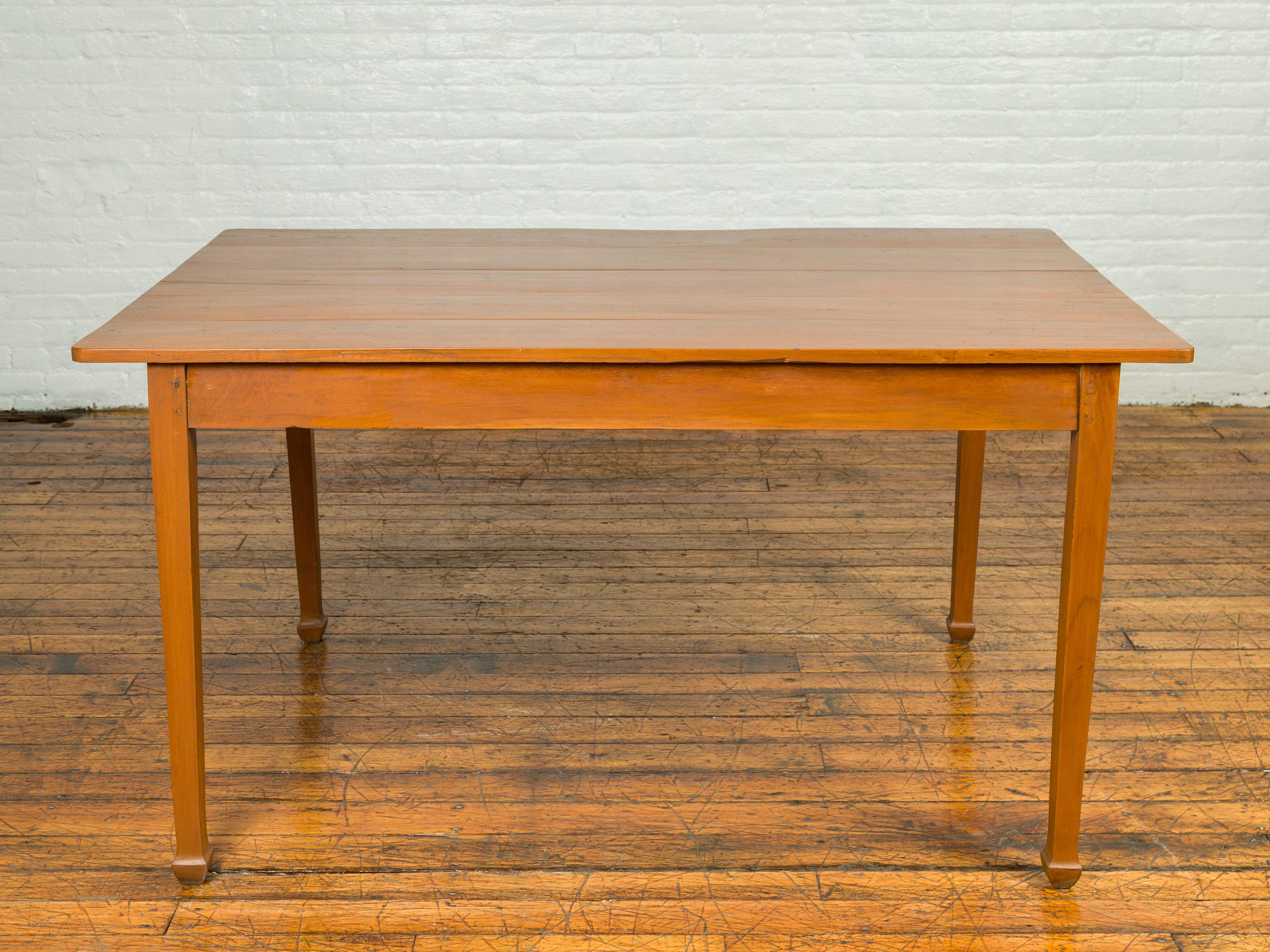 Vintage Dining Table with Simple Classical Design and Spade Feet For Sale 1