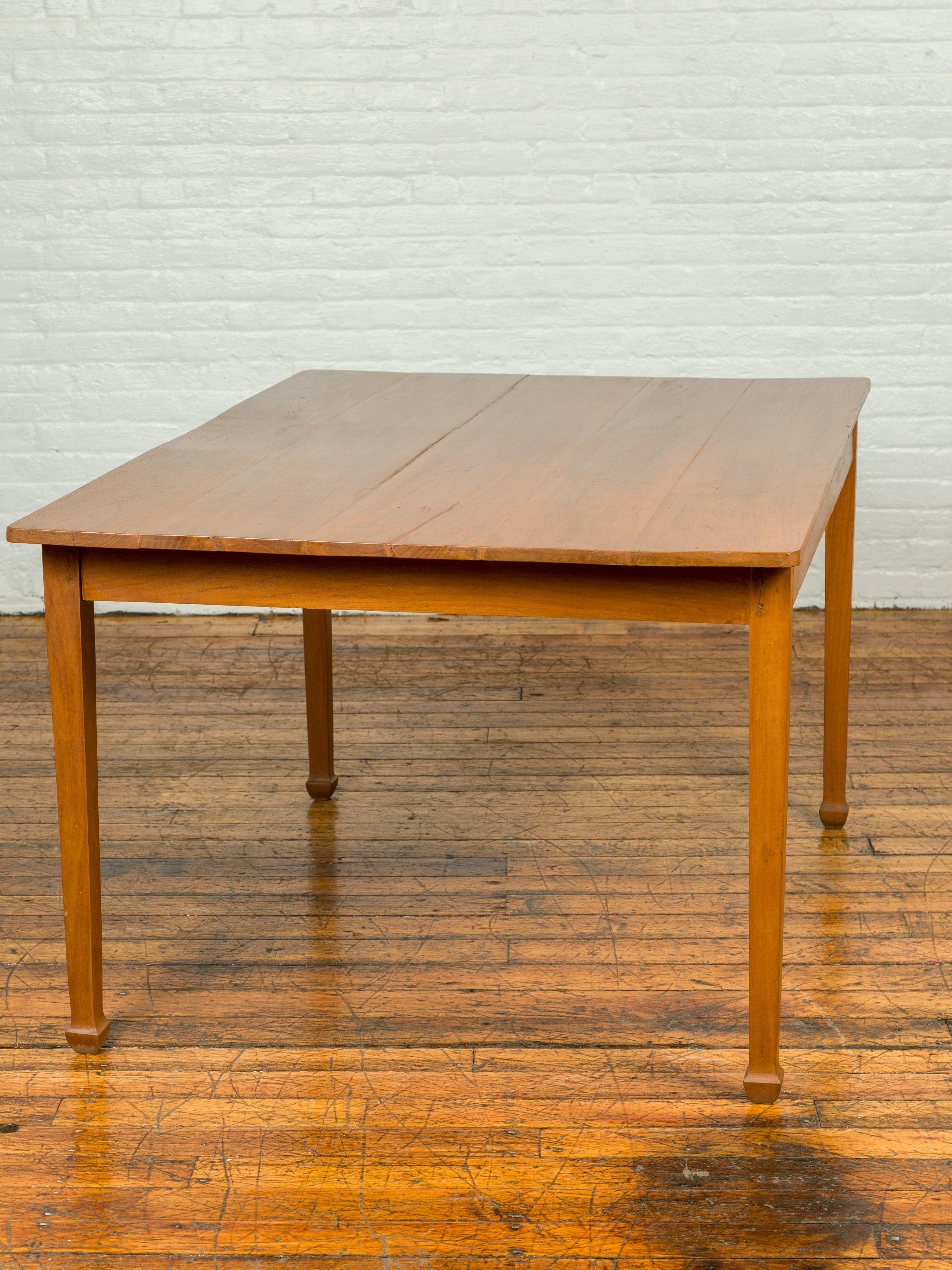 Vintage Dining Table with Simple Classical Design and Spade Feet For Sale 2