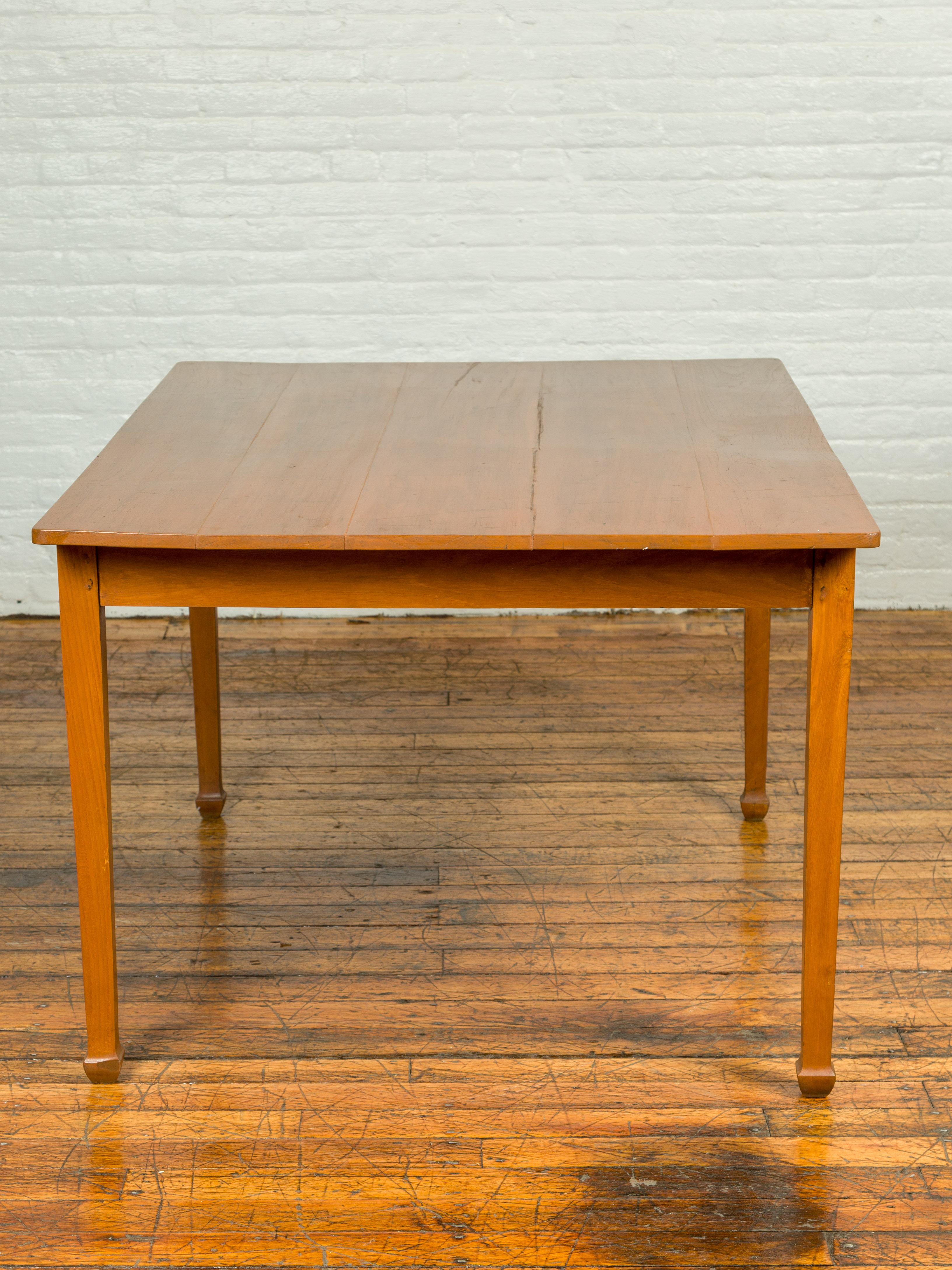20th Century Vintage Dining Table with Simple Classical Design and Spade Feet For Sale