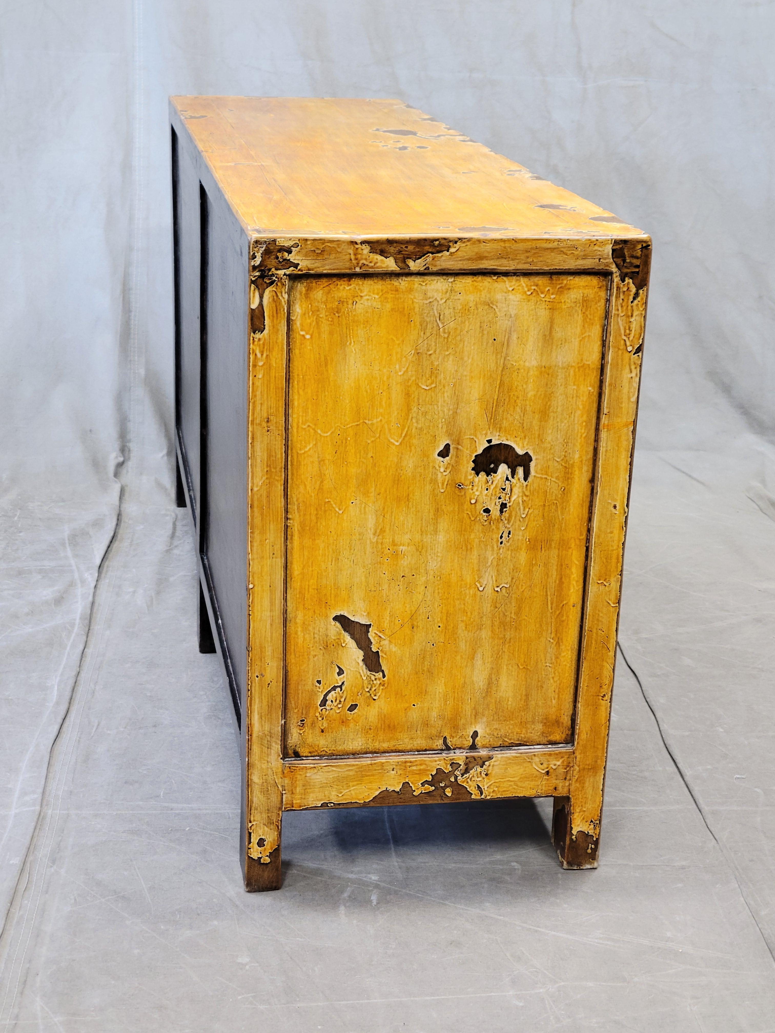 Consola china vintage de laca envejecida con motivos florales en venta 6