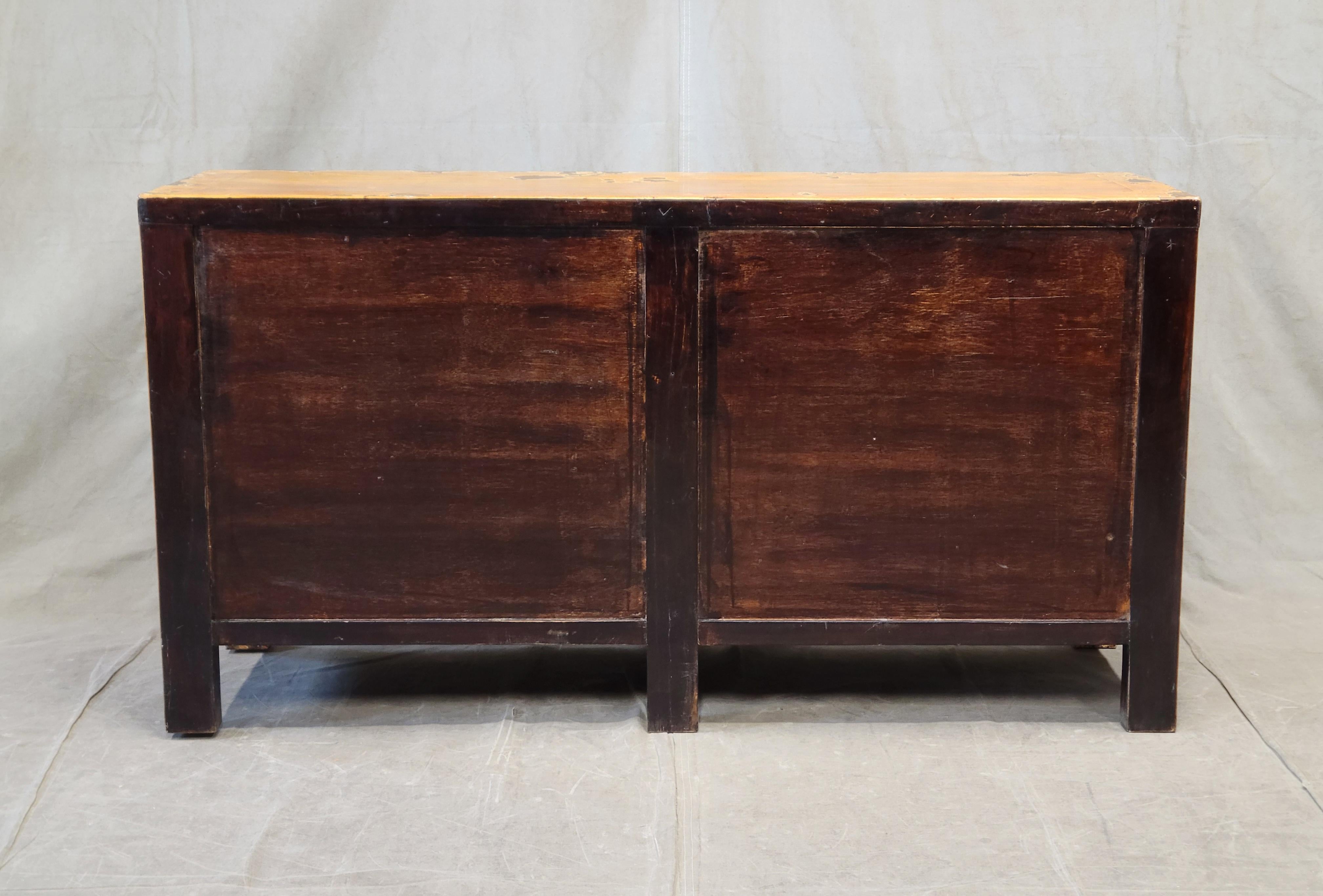 Consola china vintage de laca envejecida con motivos florales en venta 7