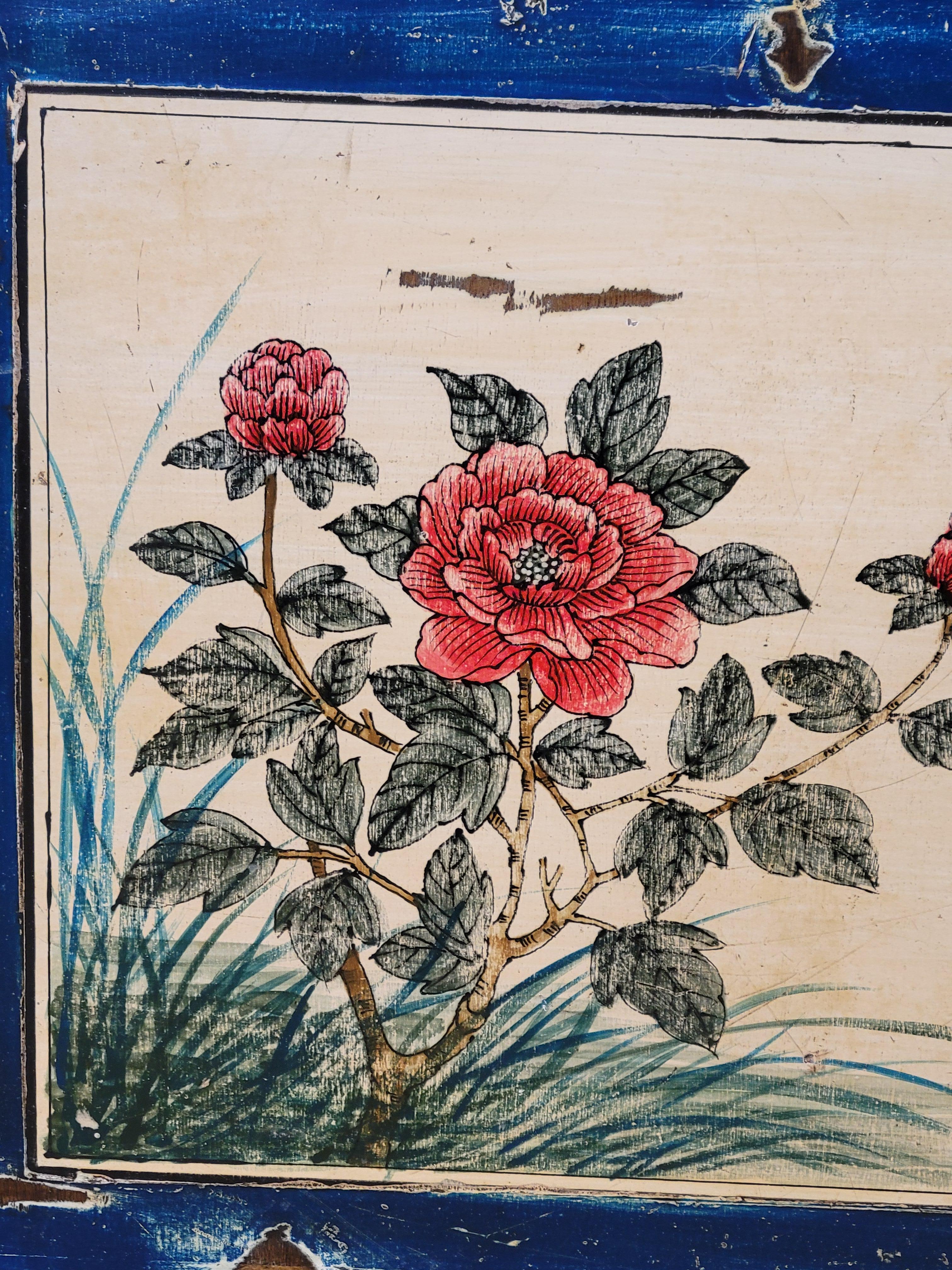 Consola china vintage de laca envejecida con motivos florales Chino en venta