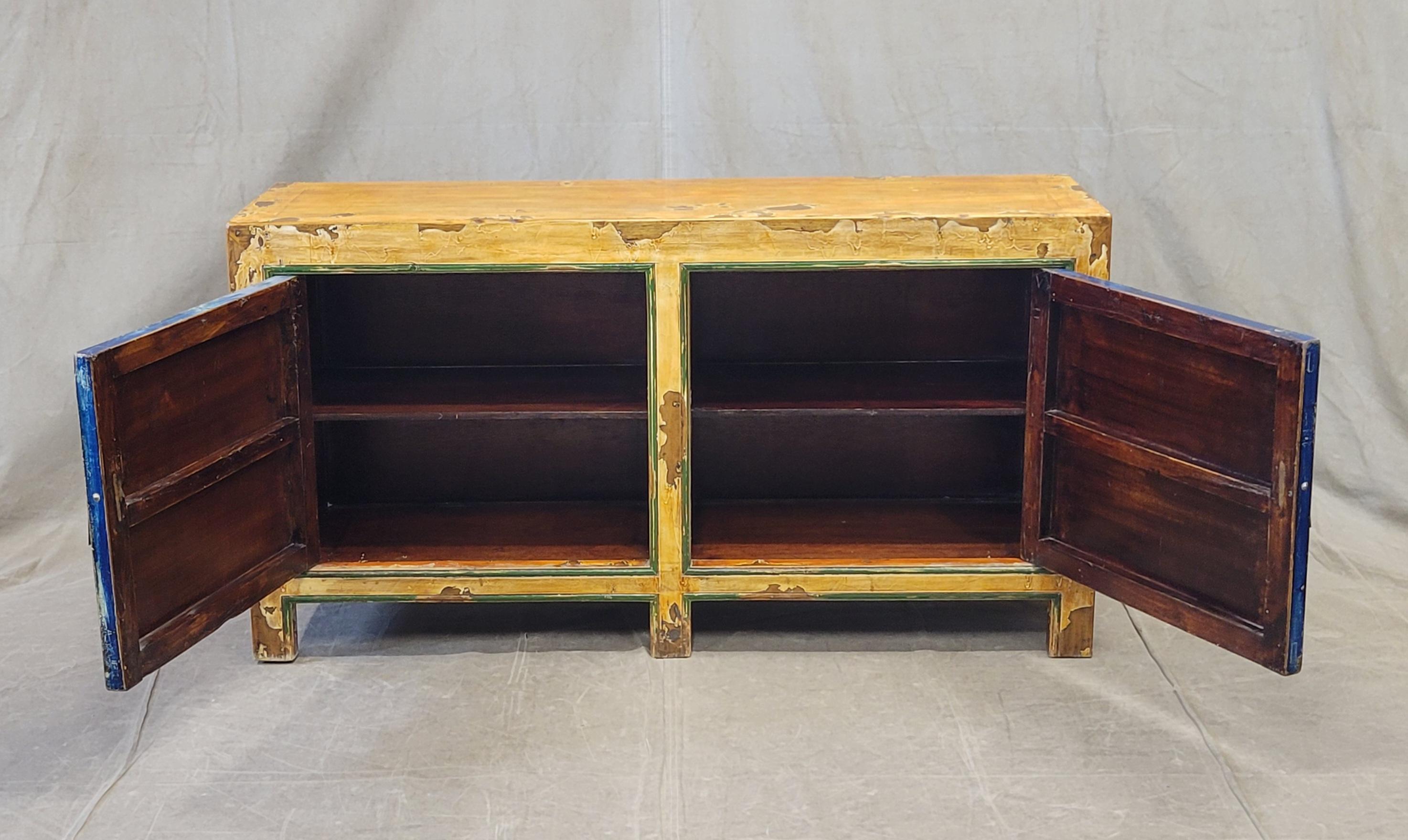 Consola china vintage de laca envejecida con motivos florales en Bueno estado para la venta en Centennial, CO