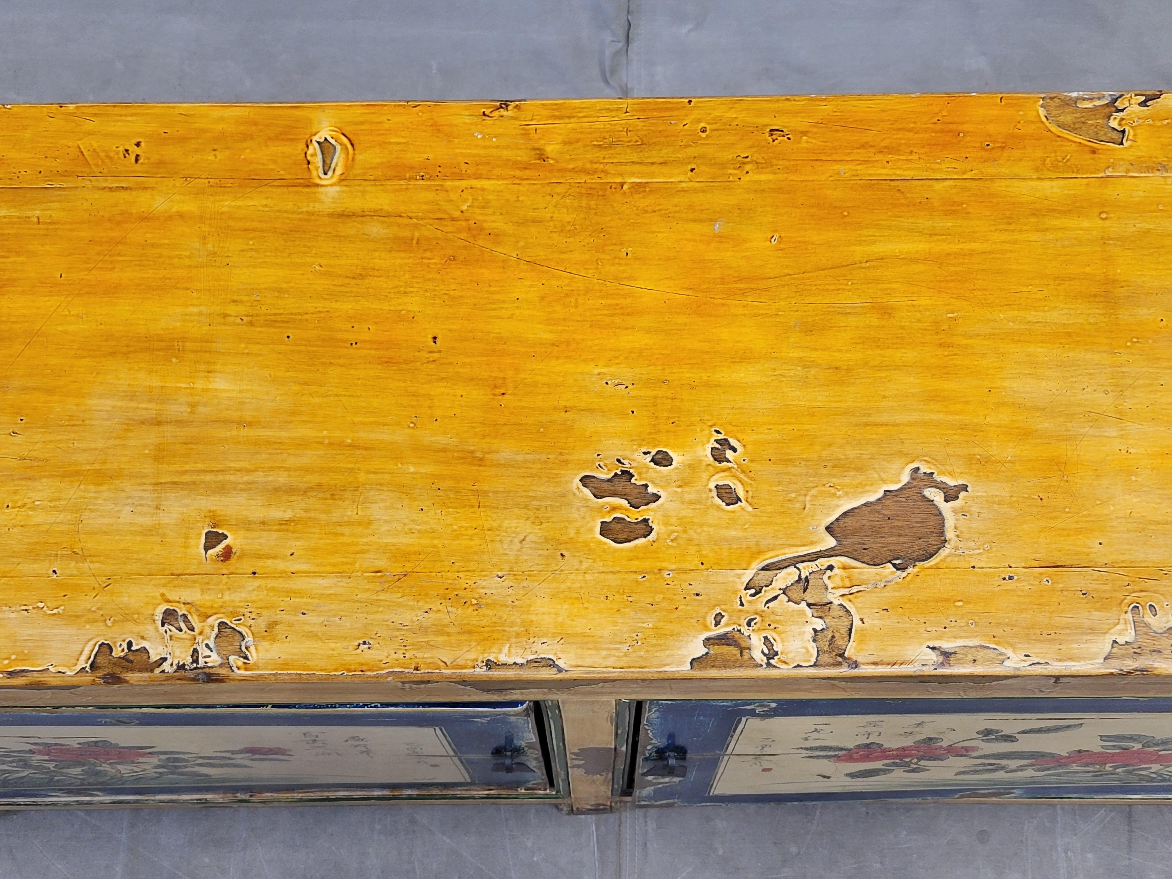 Consola china vintage de laca envejecida con motivos florales Madera en venta
