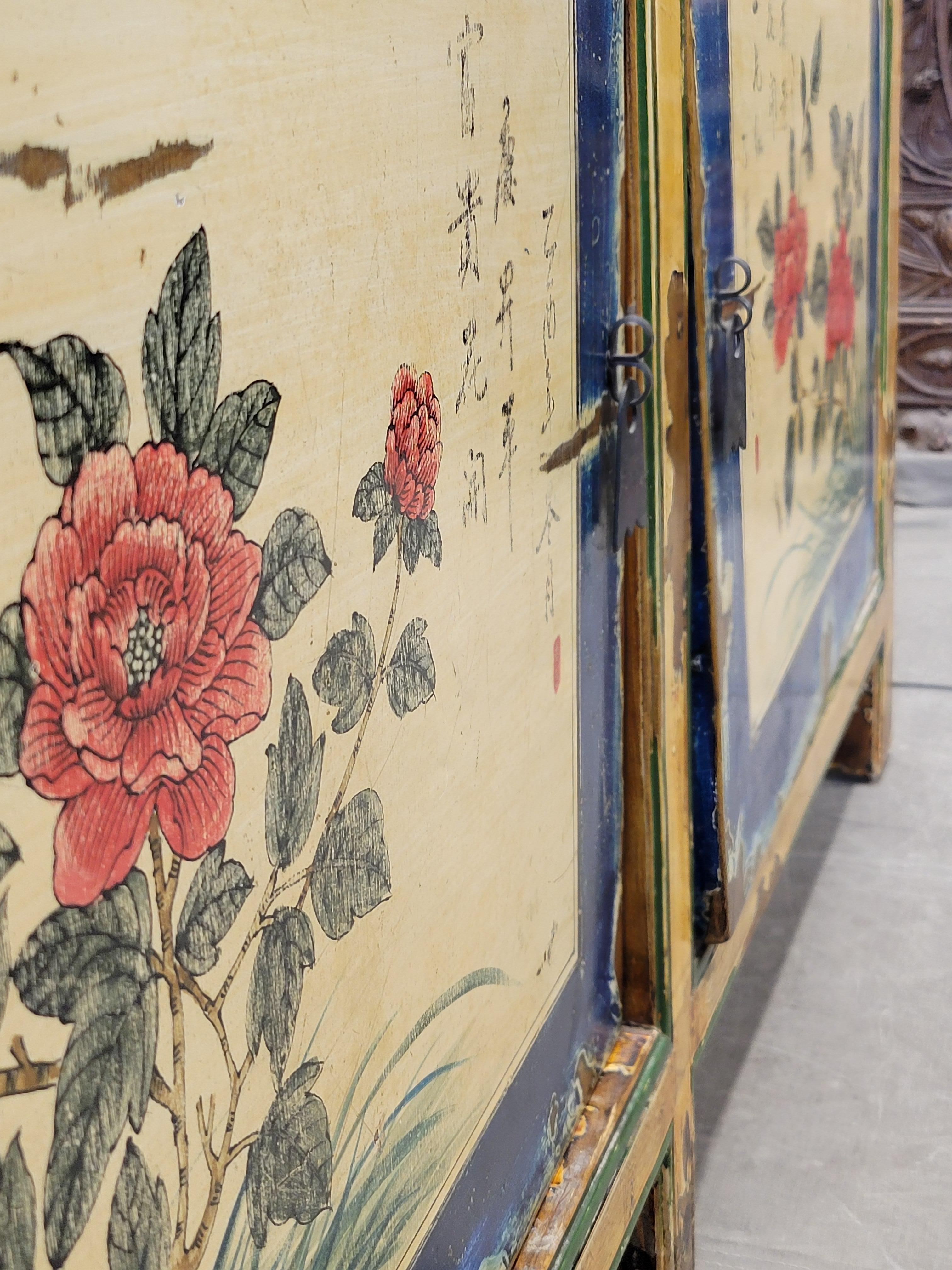 Consola china vintage de laca envejecida con motivos florales en venta 2
