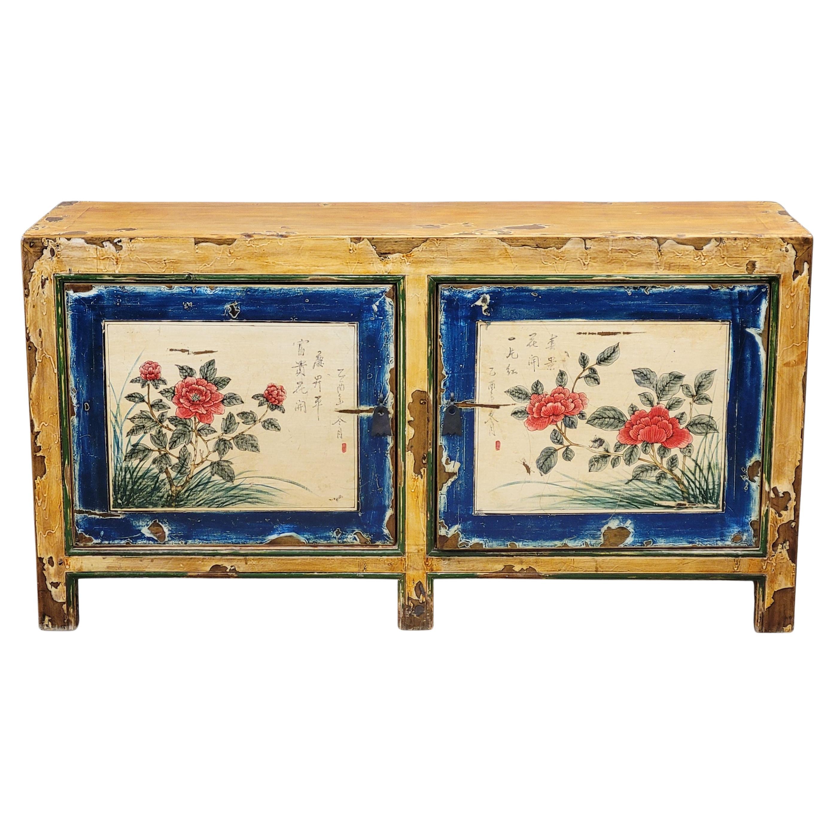 Consola china vintage de laca envejecida con motivos florales en venta