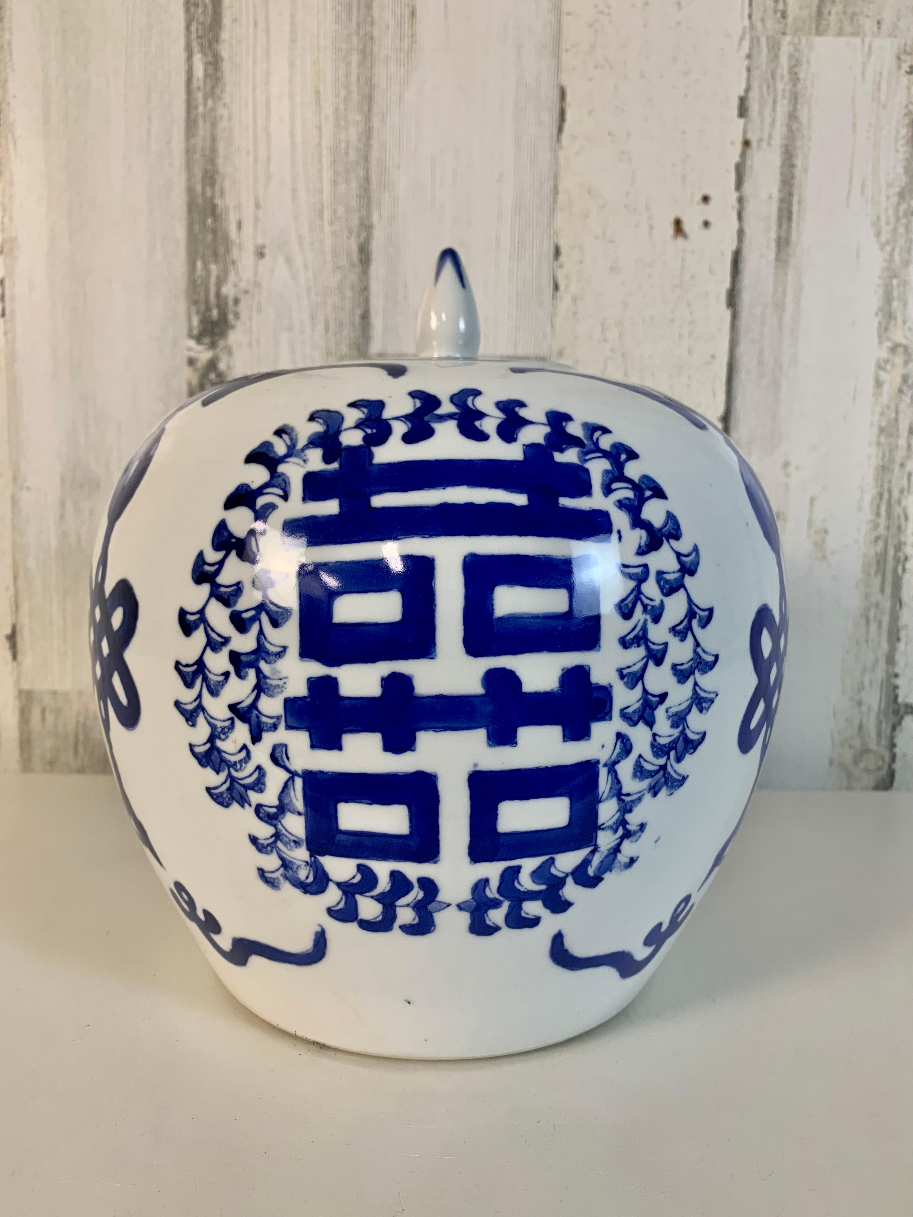 Pot de gingembre en céramique avec le symbole du double bonheur peint sur le devant