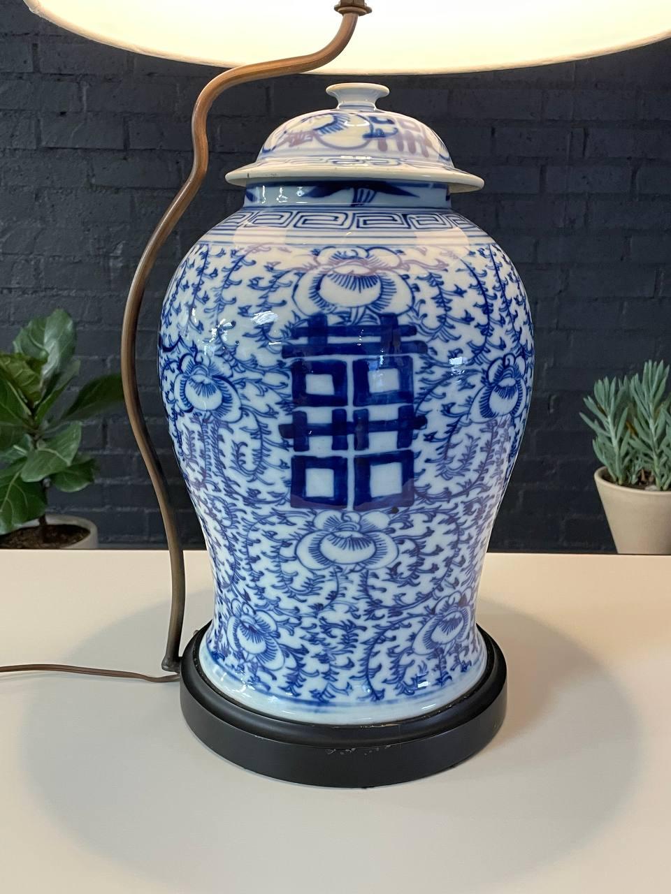 Vintage Chinese Double Happiness Jar Porcelain Table Lamp For Sale 2