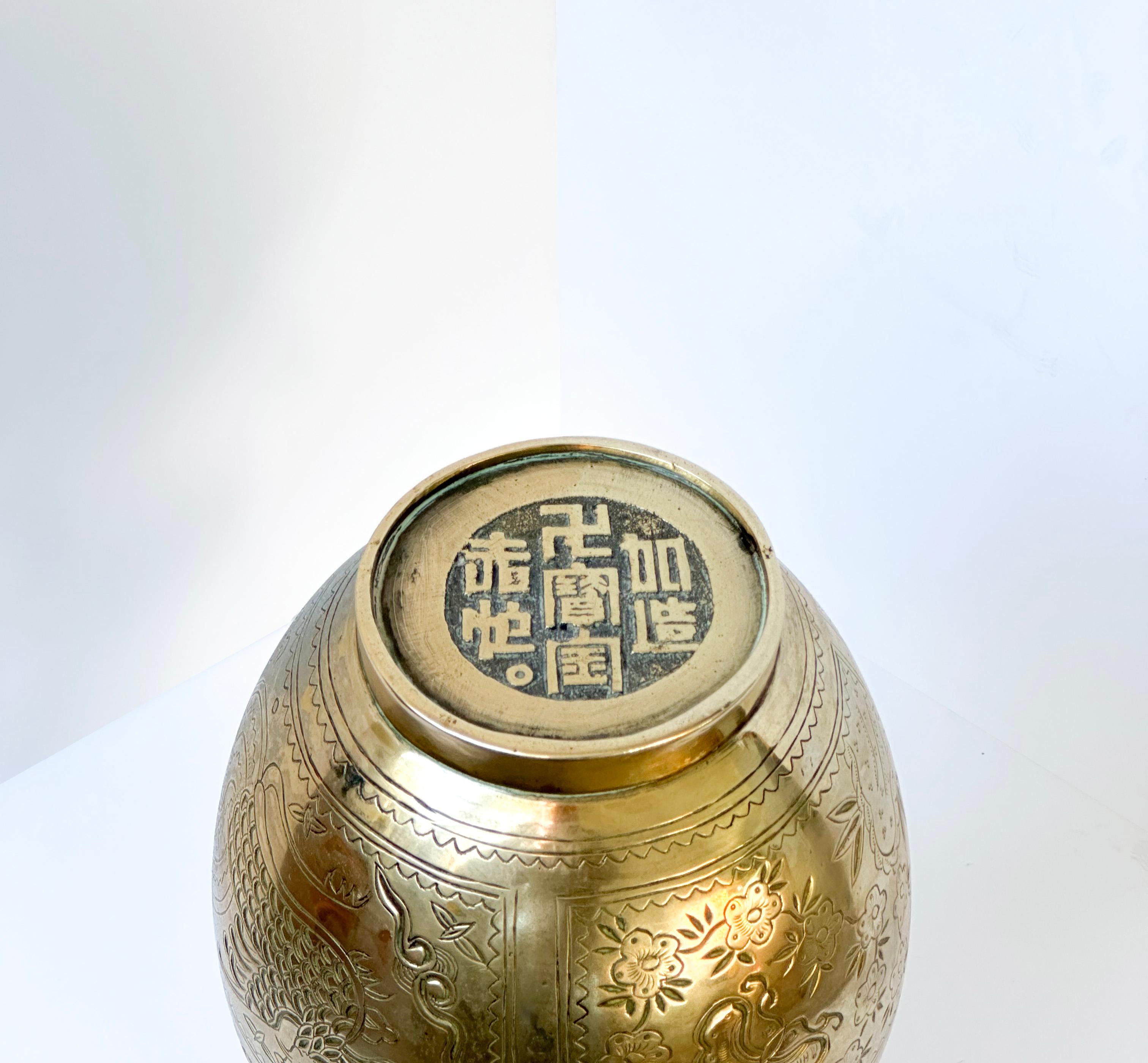  Vase chinois des années 1970 : un exemple frappant de savoir-faire et d'habileté. Le vase a été coulé en bronze et se distingue par son cou de dragon sculpté et finement détaillé - un emblème de puissance et de grâce. Le corps du vase présente une