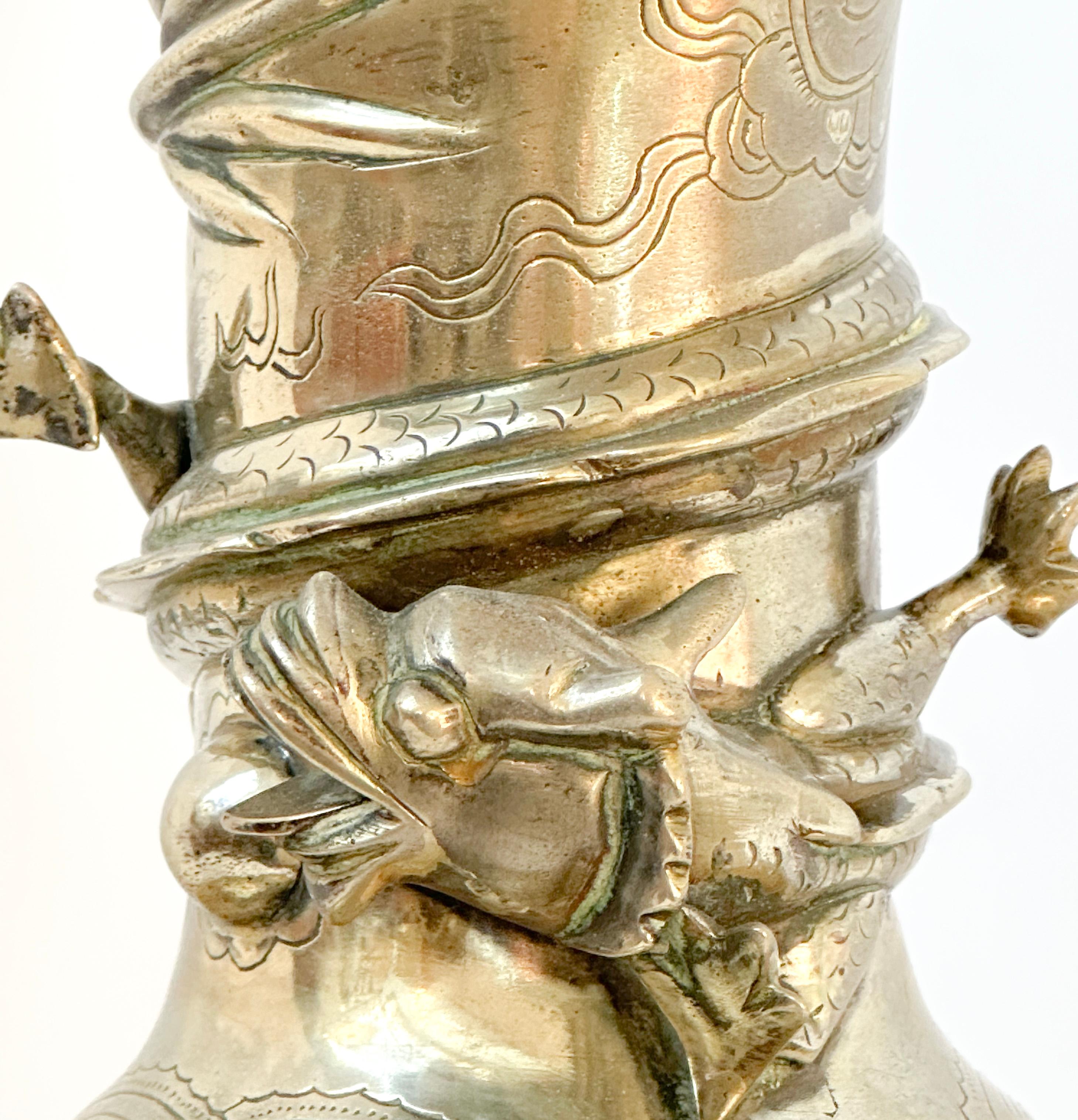 Chinoiseries Vase chinois vintage en bronze moulé  Avec détails de style chinoiseries  en vente