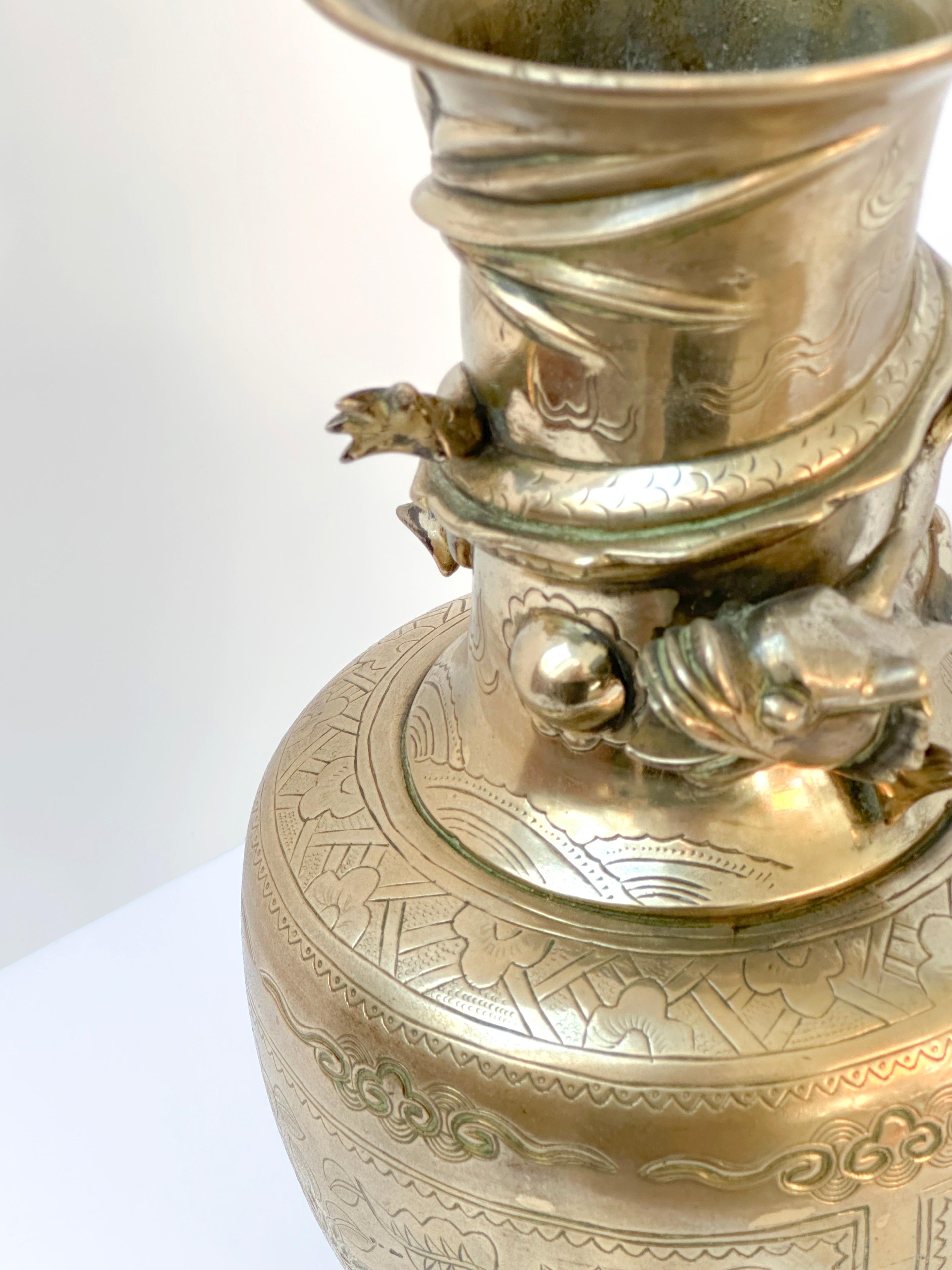 Chinois Vase chinois vintage en bronze moulé  Avec détails de style chinoiseries  en vente