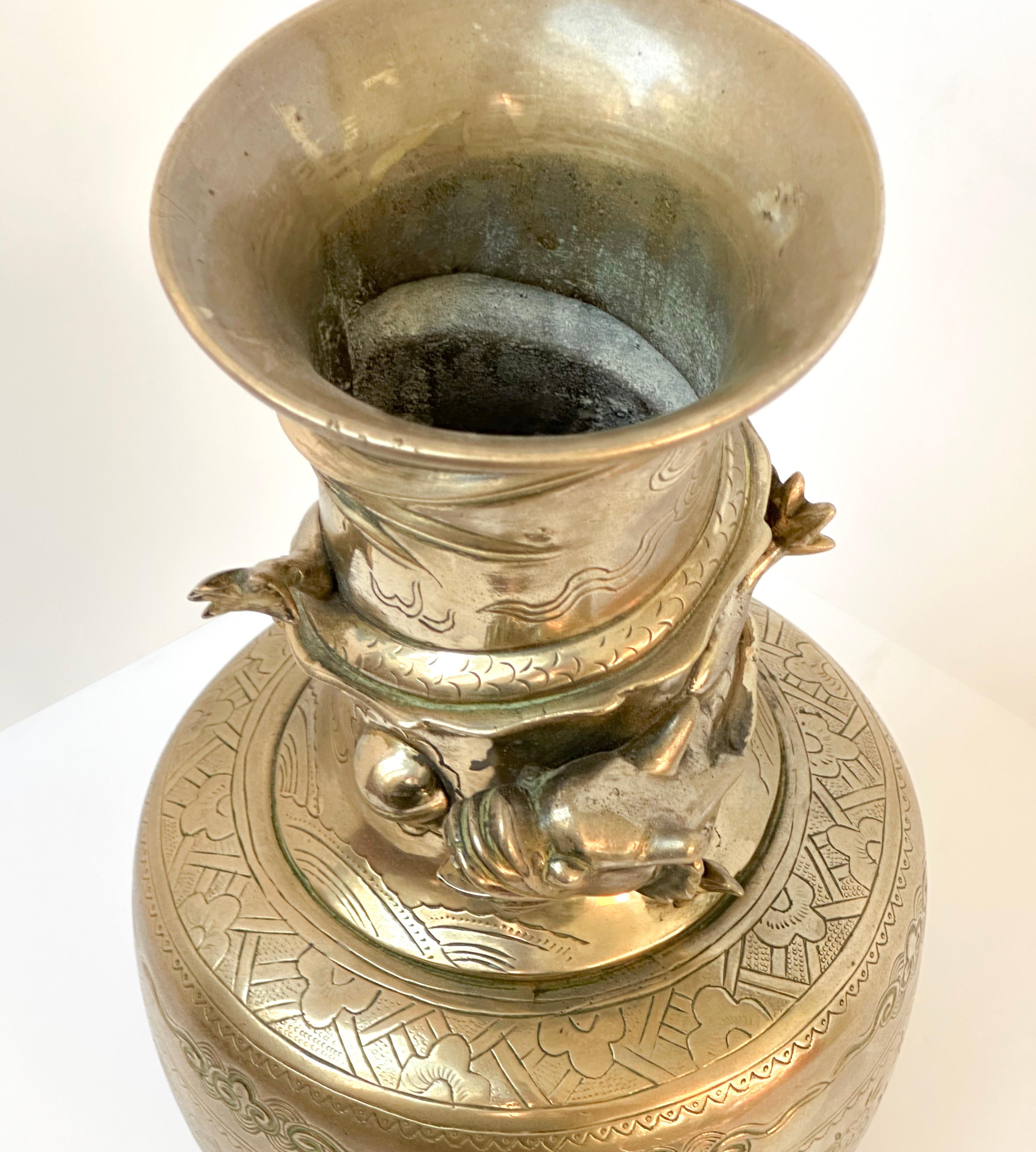 Buriné Vase chinois vintage en bronze moulé  Avec détails de style chinoiseries  en vente