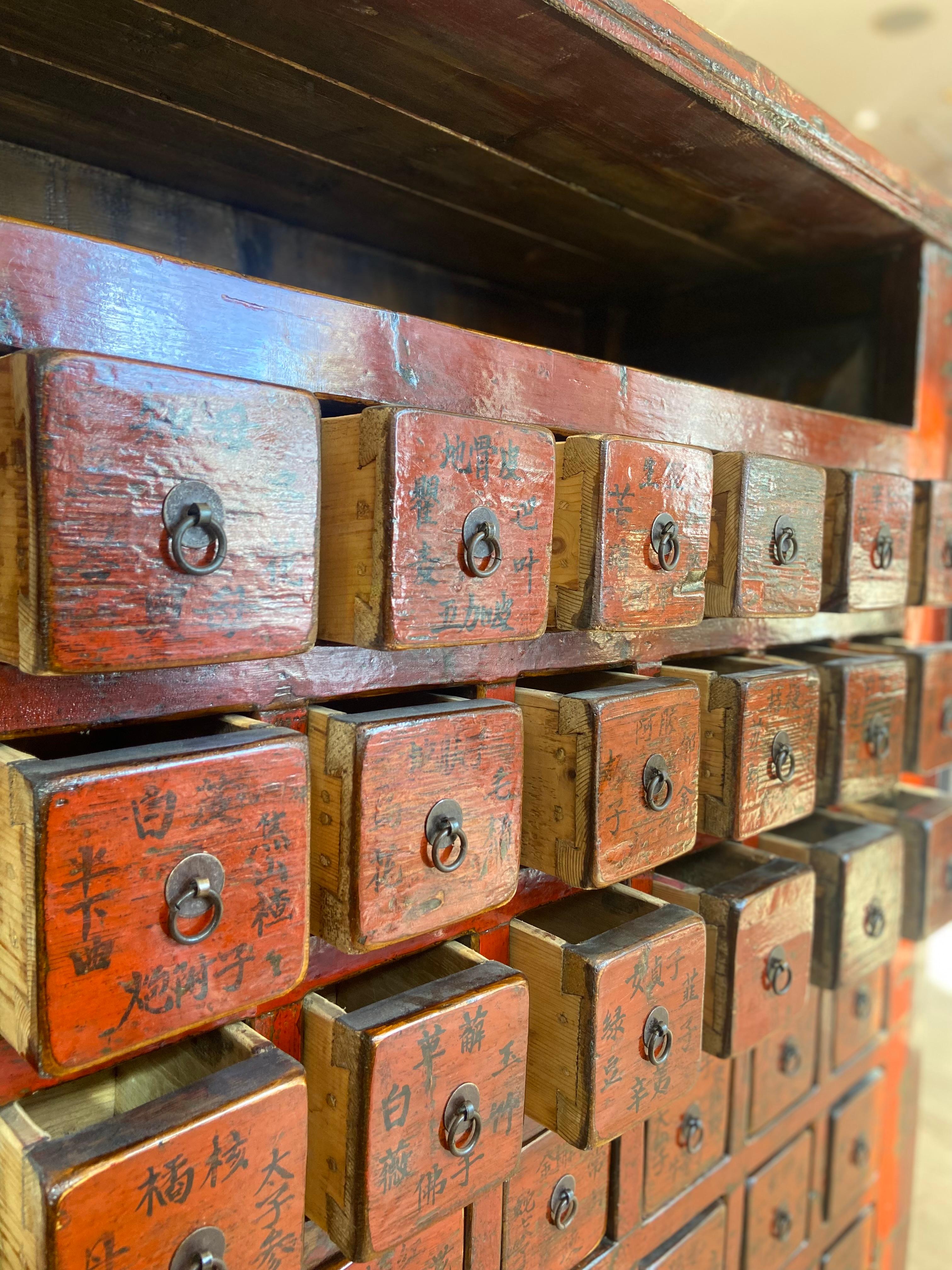 Legno Cassettiera di sessanta cassetti della dinastia cinese vintage in vendita