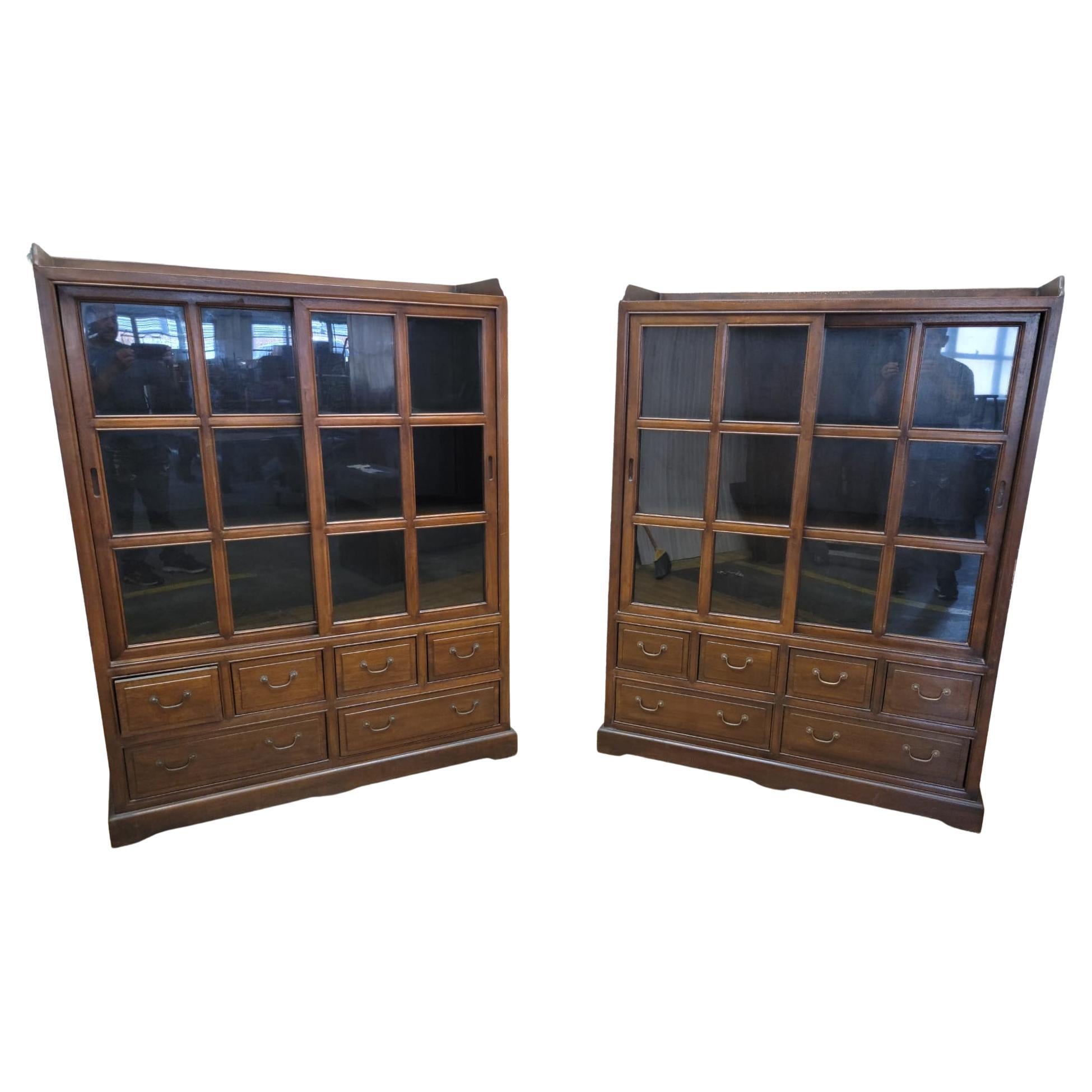 Vieille armoire / bibliothque en orme chinois  en vente