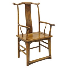 Antiguo Sillón Chino de Madera de Olmo Ming con Respaldo de Yugo Lacado de Eruditos Asiáticos