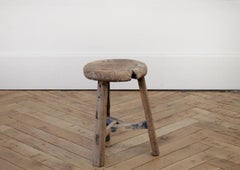 Vieux tabouret en bois d'orme avec peinture délavée