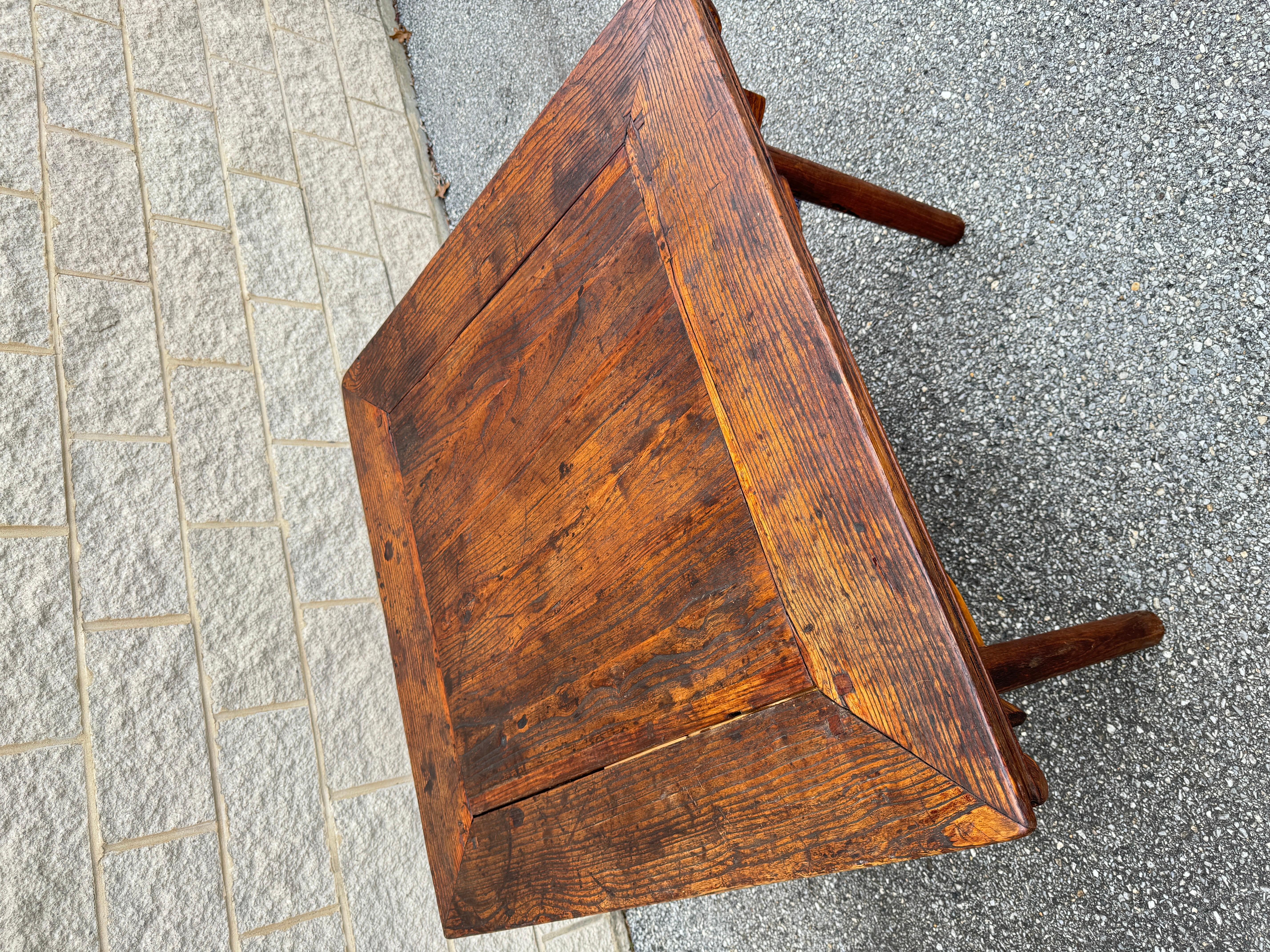 Vintage Chinese Elmwoods geschnitzt Spieltisch oder Esstisch (Unbekannt) im Angebot