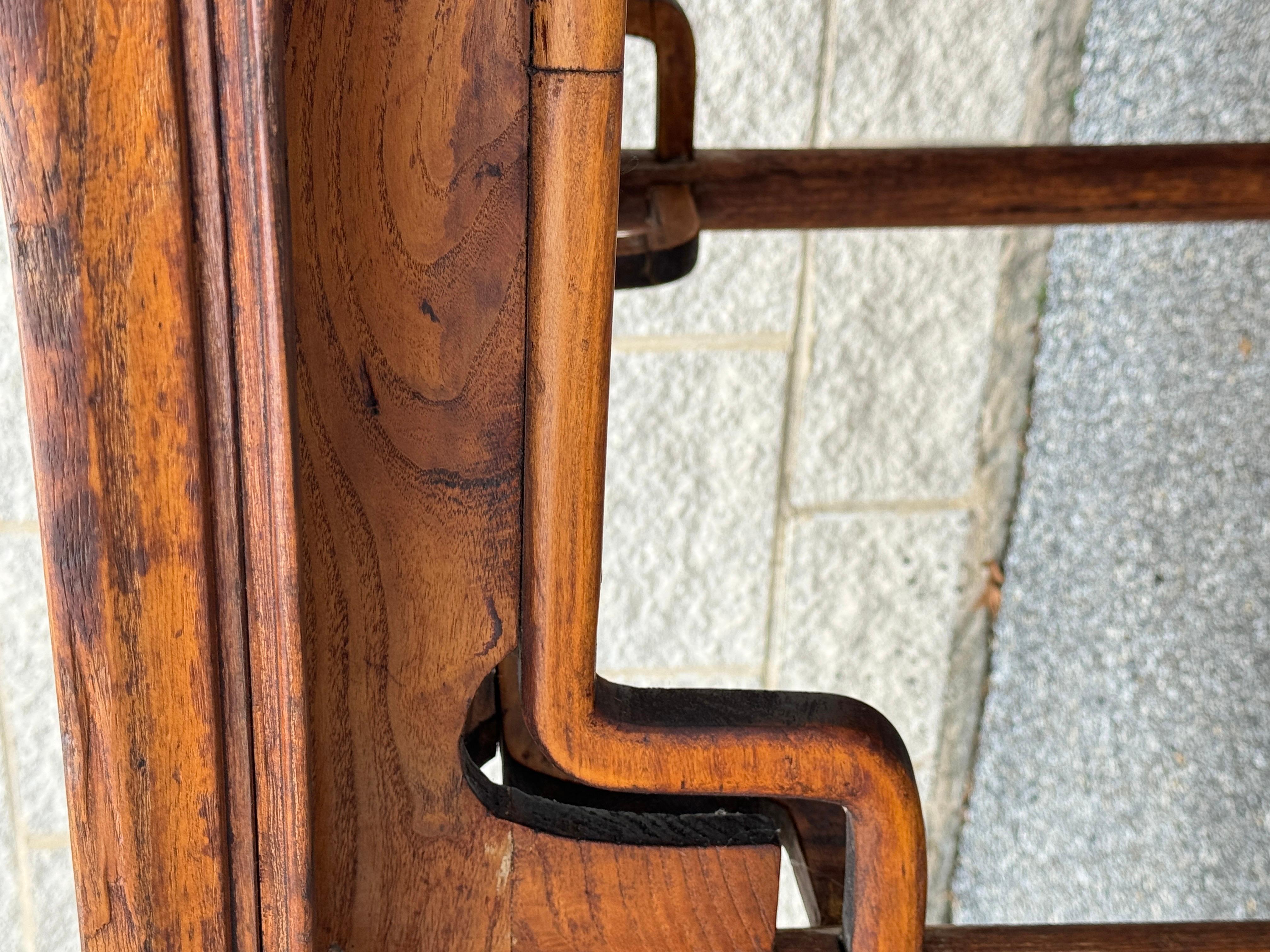 Table de jeu ou table de salle à manger vintage en bois d'Elmwoods sculpté Bon état - En vente à Elkton, MD
