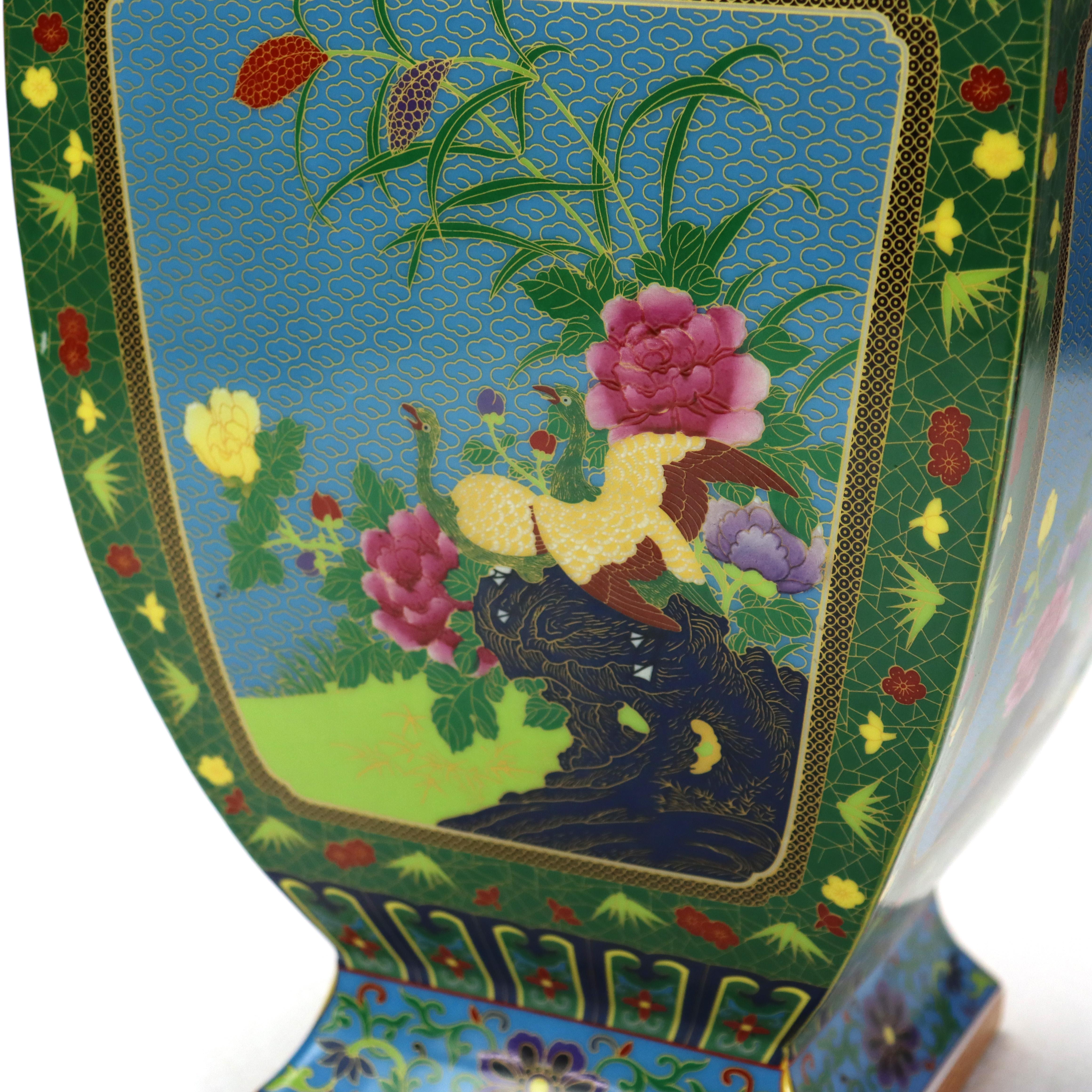 XX secolo Vaso da giardino in porcellana smaltata cinese d'epoca con motivo floreale, firmato 20° secolo in vendita
